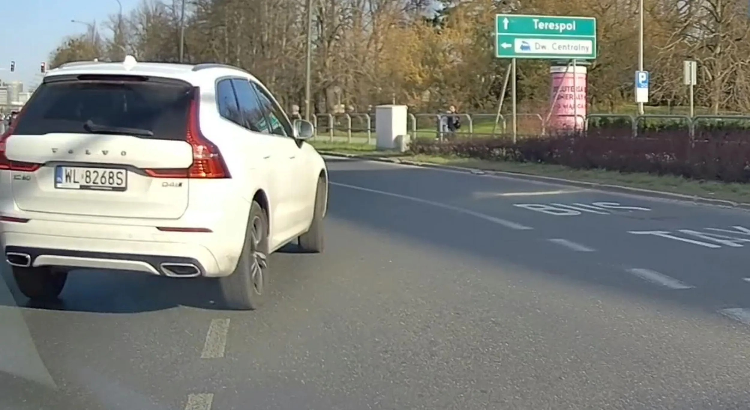 Dwa pasy do skrętu w lewo, Pani z lewego paska wskakuje na prawy (mając włączony lewy kierunkowskaz) tuż przed moją maską. Gdybym jechał na równi z nią to by było kosztowne spotkanie.
