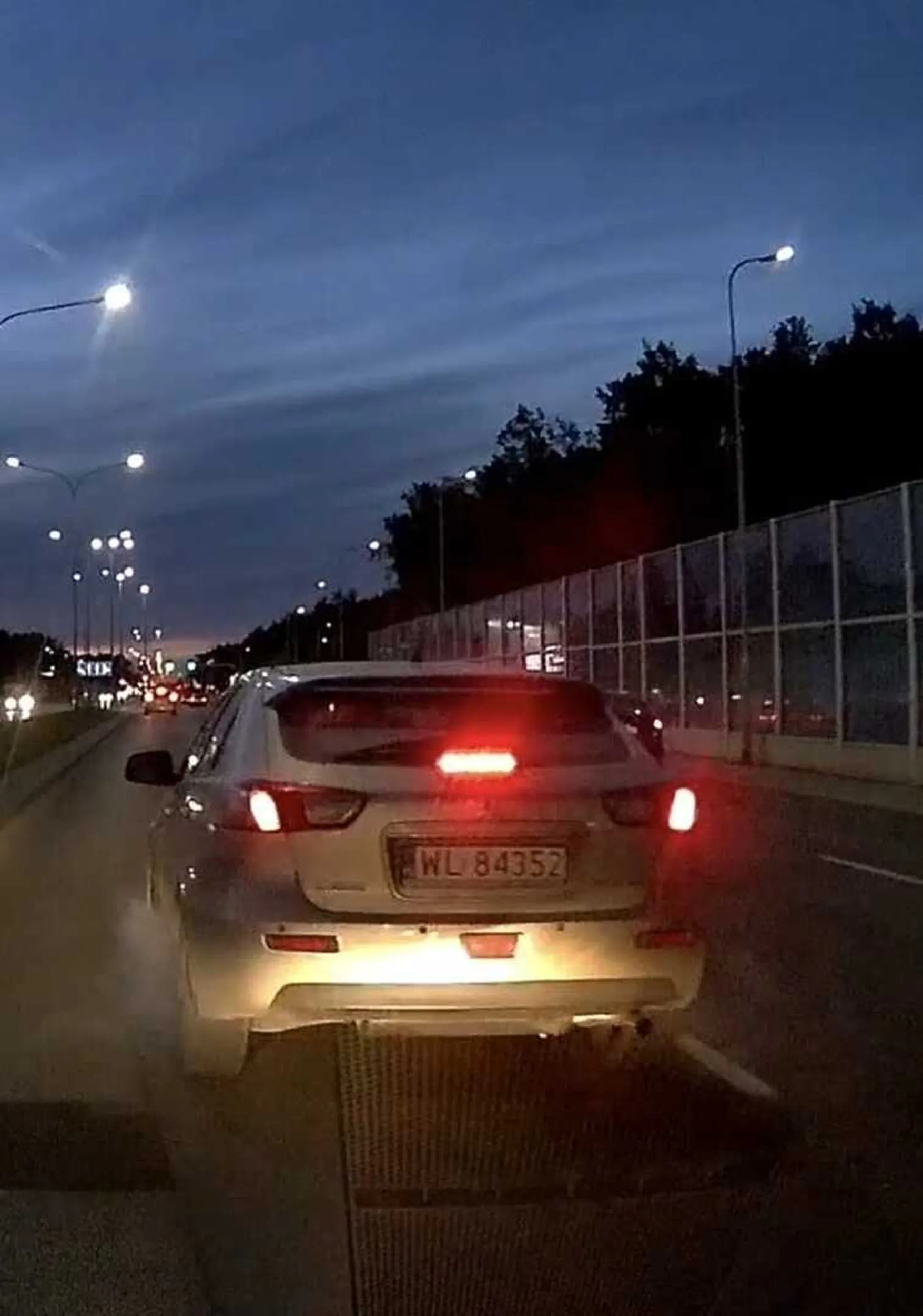 Akcja z wczoraj... nie dość, że zajeżdżał drogę i hamował to jeszcze przeleciał na czerwonym. Zgłoszone.