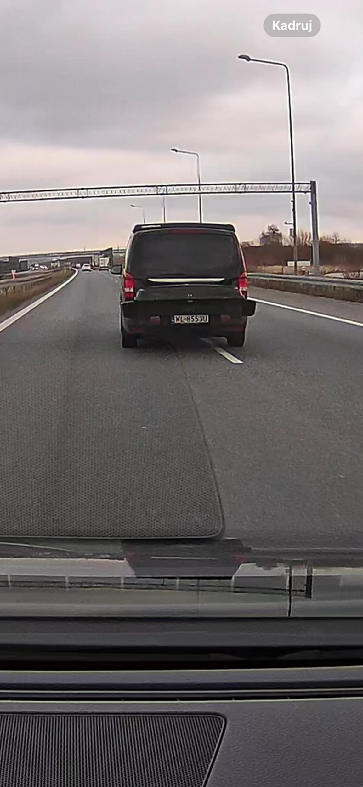 Naucz się używać kierunkowskazów i patrzeć w lusterka „święta krowo”