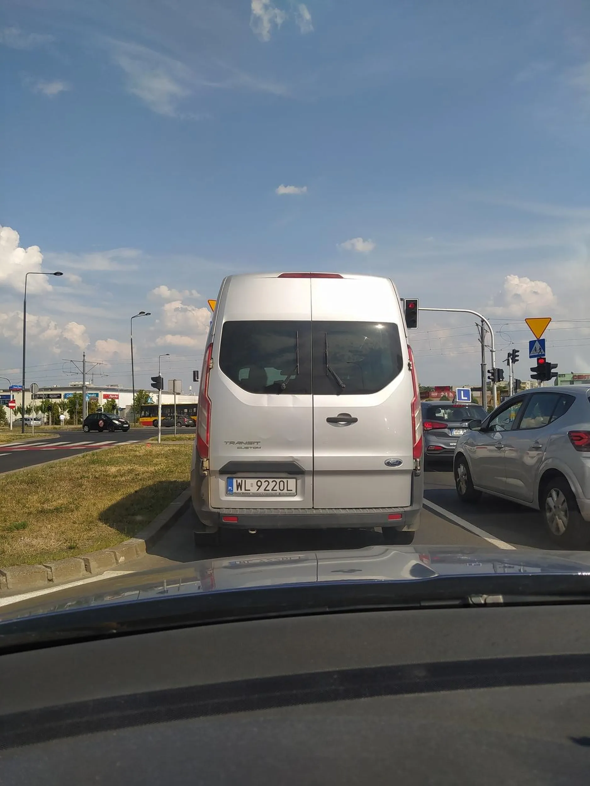 Typowy Cwaniak, który wymusza pierwszeństwo gdzie tylko można. Trzeba uważać bo nigdy nie wiadomo gdzie skręci, żeby tylko być w domku minutkę szybciej.