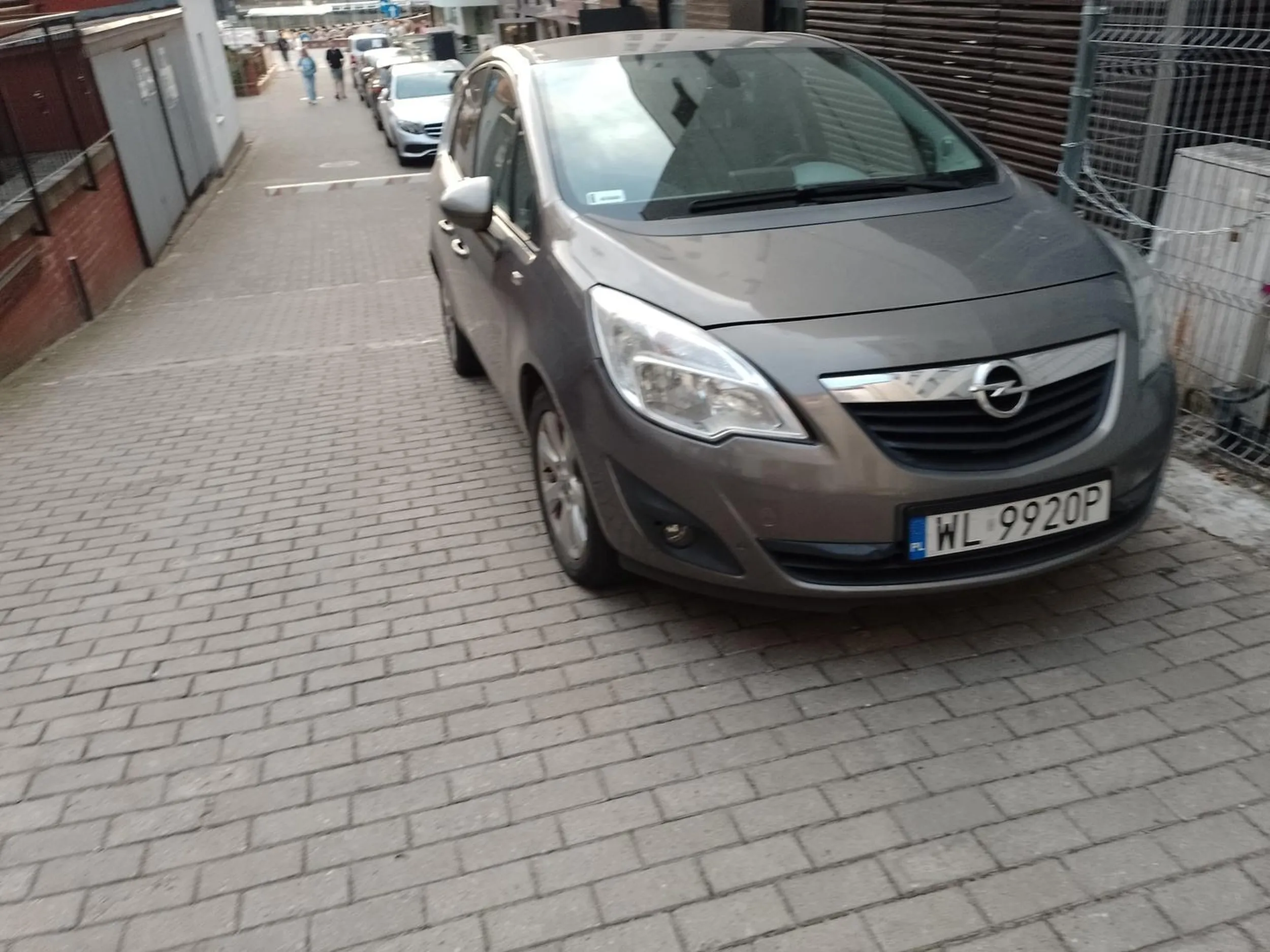 dziad zastawia wyjazd w kołobrzegu