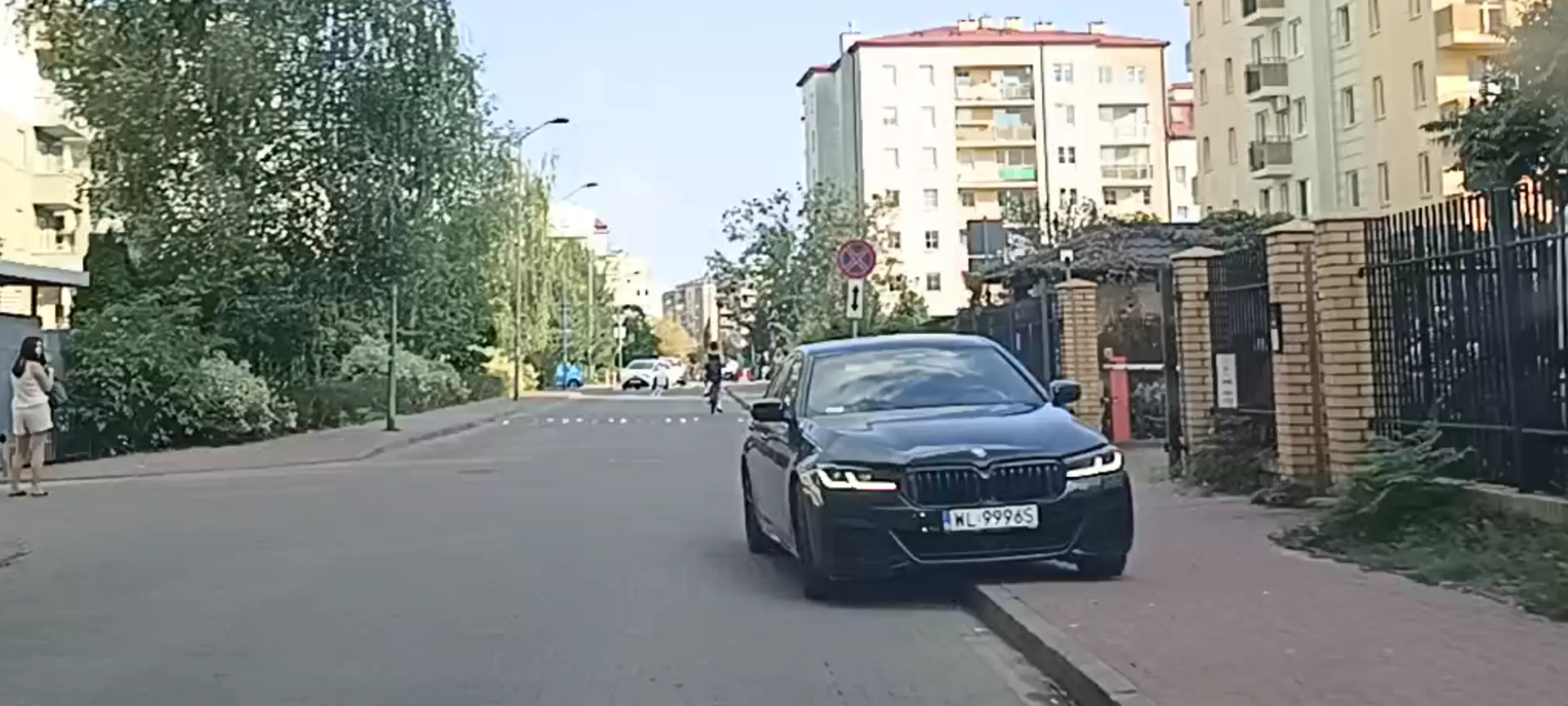 Cham z Be eM We parkujący na zakazie zatrzymywania się i postoju