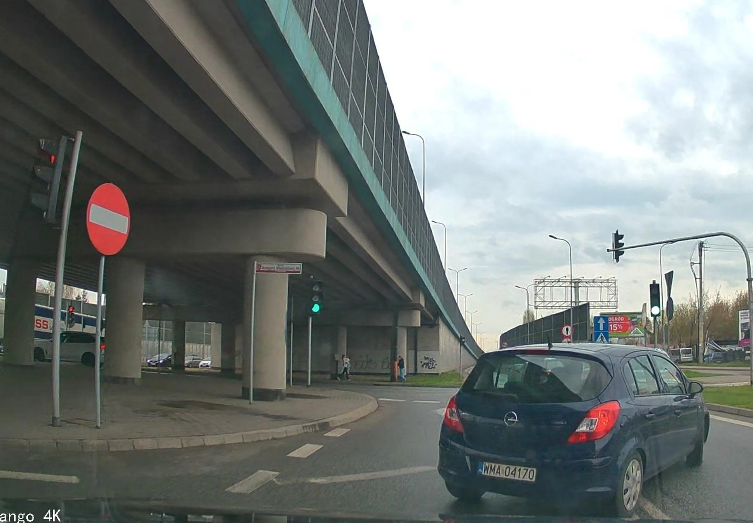 Kierowca nie rozróżnia koloru czerwonego i zielonego.