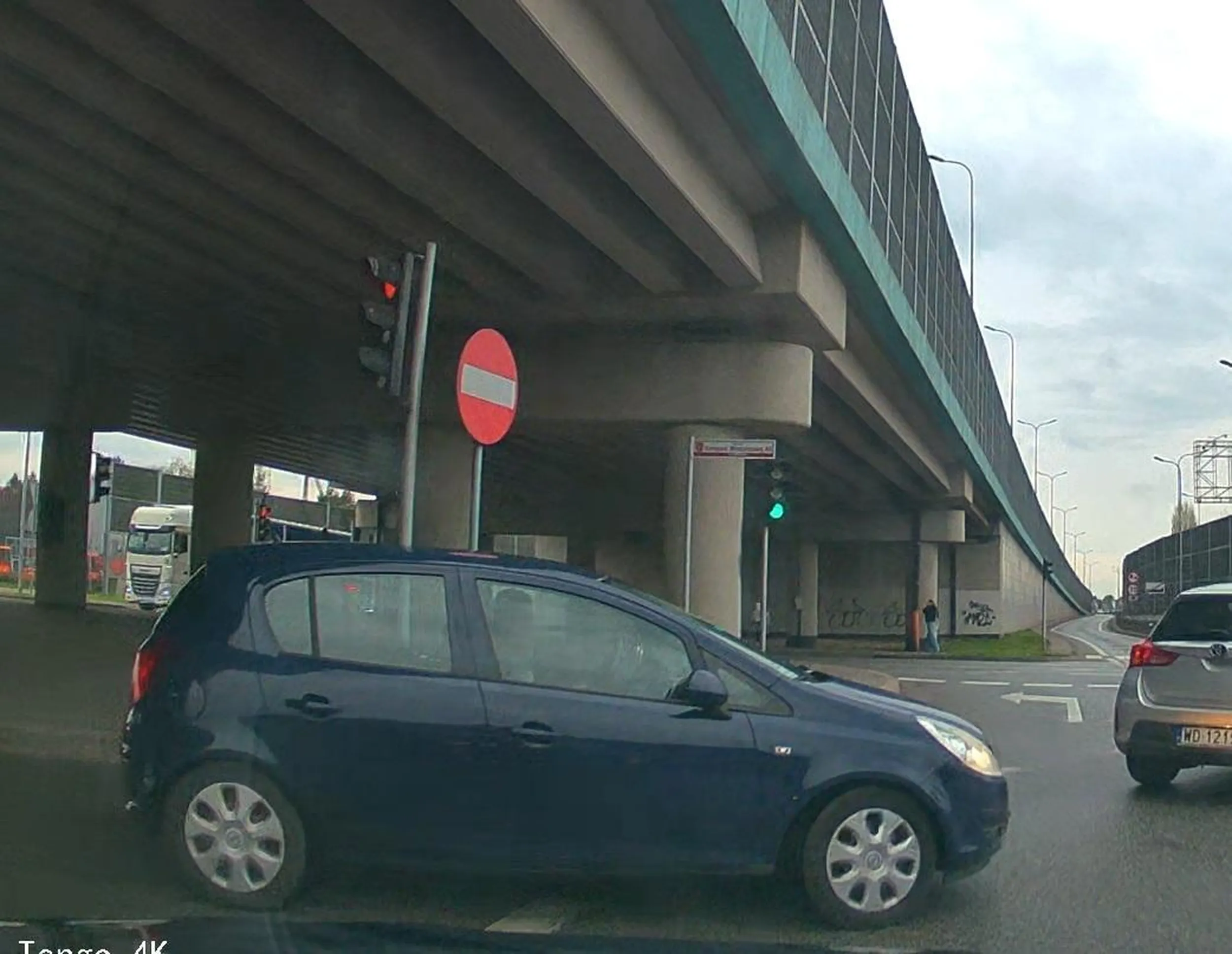 Kierowca nie rozróżnia koloru czerwonego i zielonego.