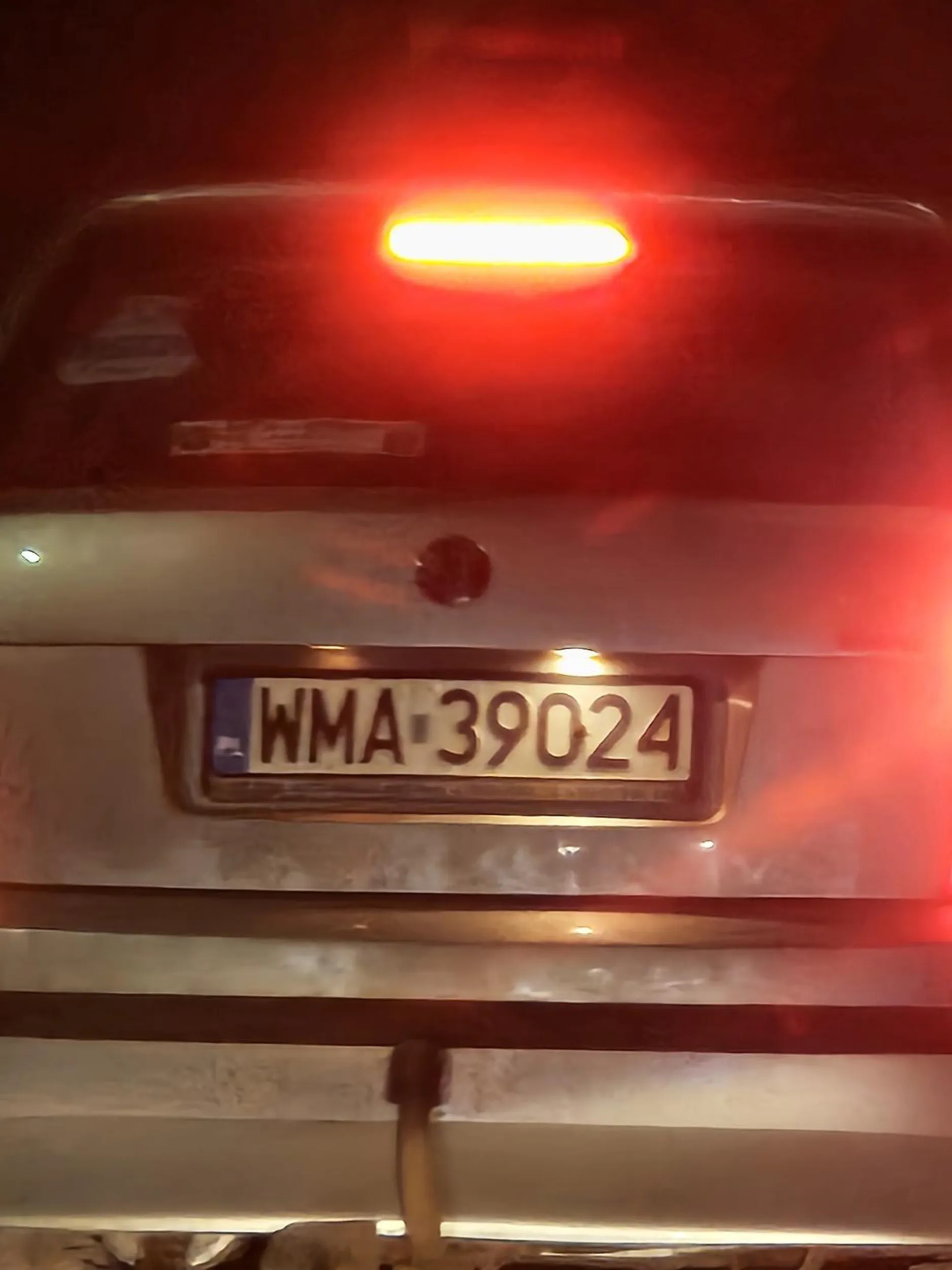 Zatrzymał się pod domem i fotografował samochód