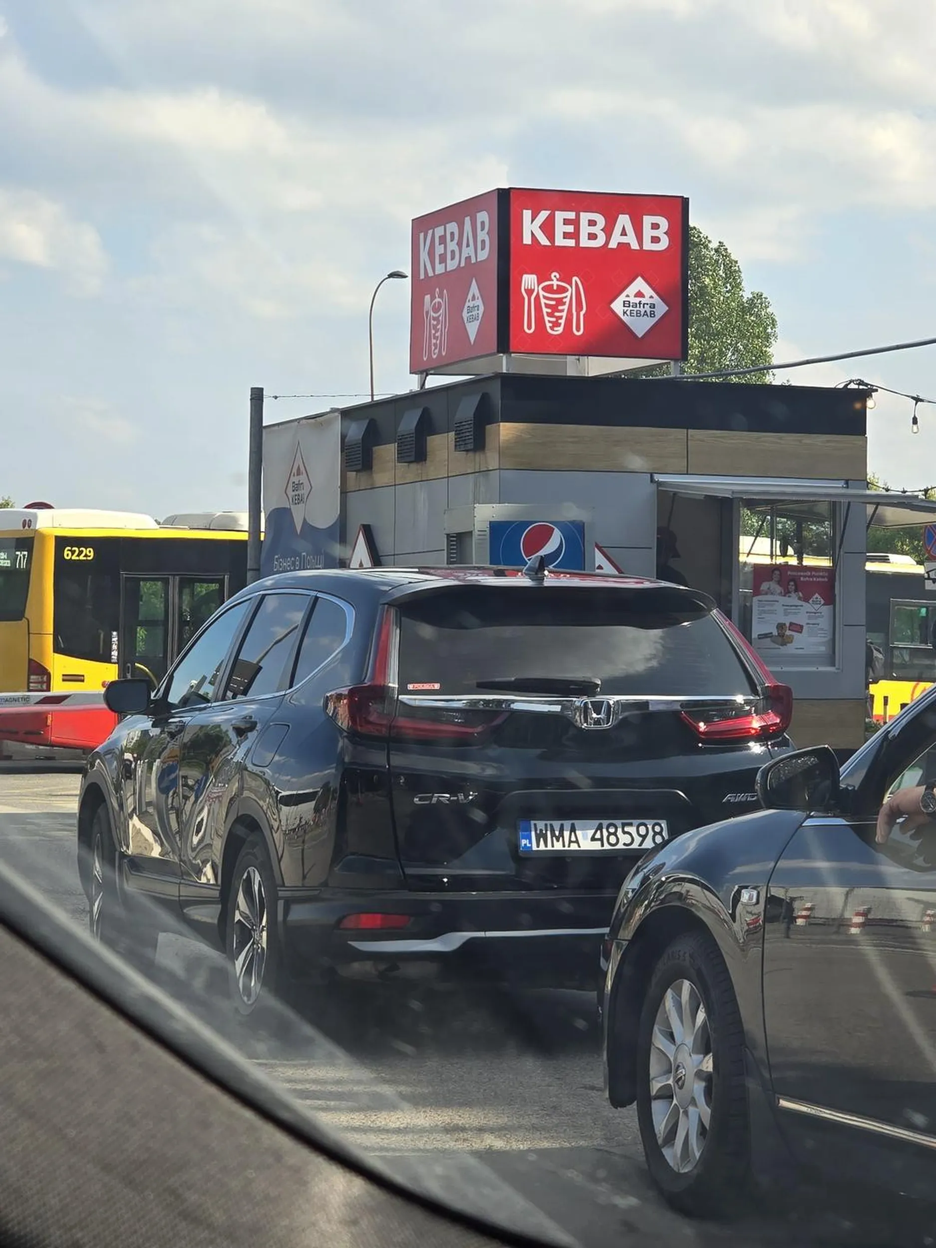 Blondynki za kółkiem tegoż samochodu, tyś naucz się jeździć i opłacasz normalnie przy szlabanach a nie zostawiasz auto na środku wyjazdu z parkingu.