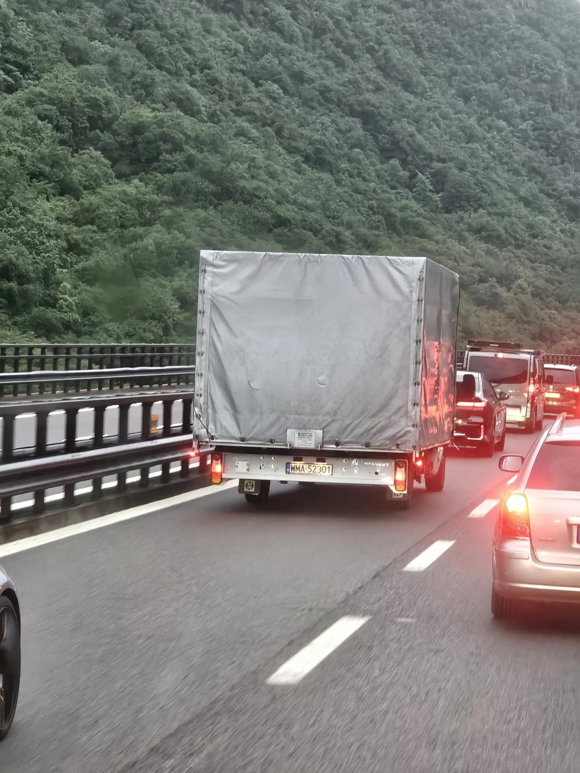 Smutni panowie już na ciebie czekają w kraju,badz czujny