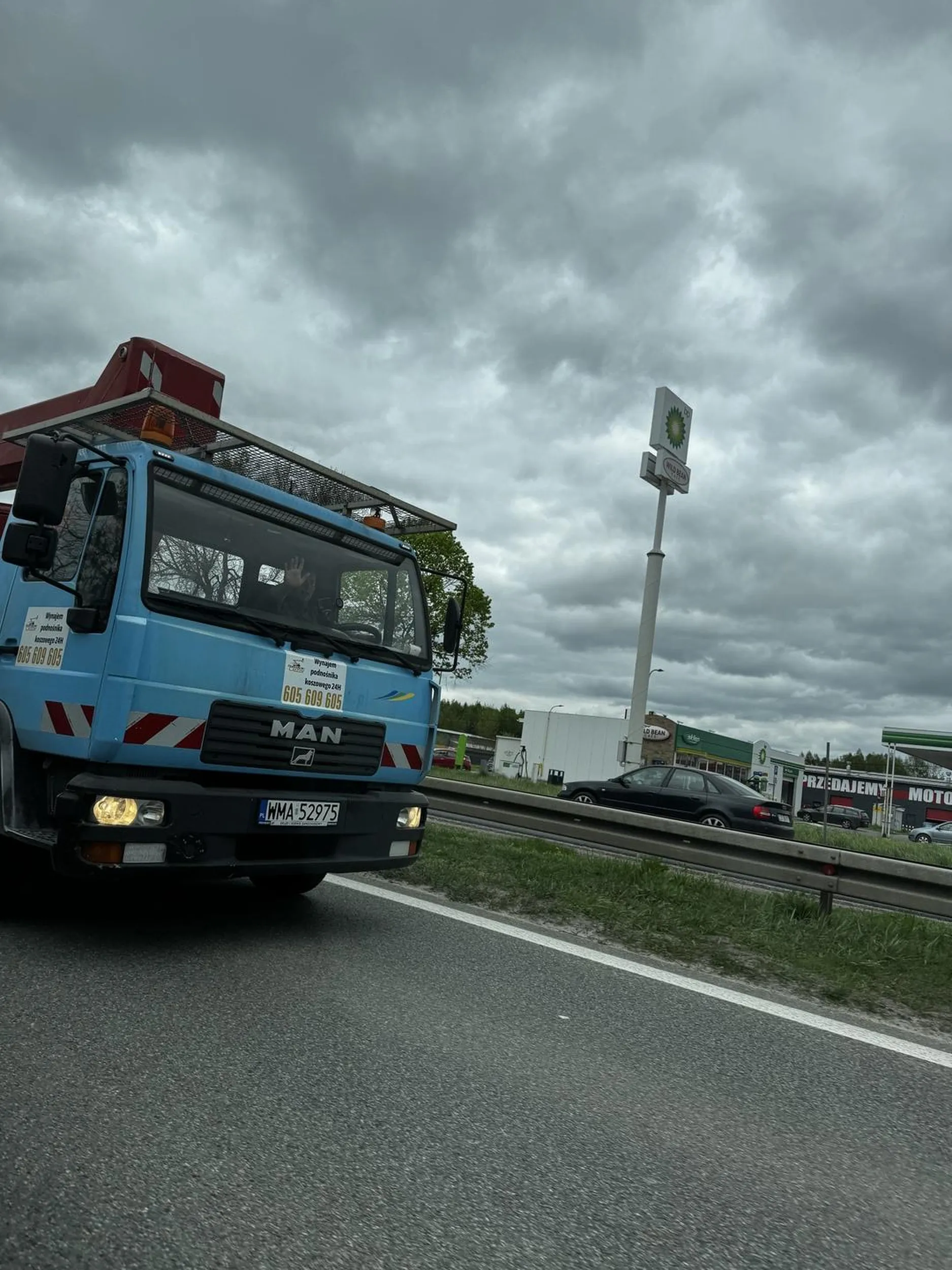 Kretyn blokuje lewy pas… dźwigiem ?