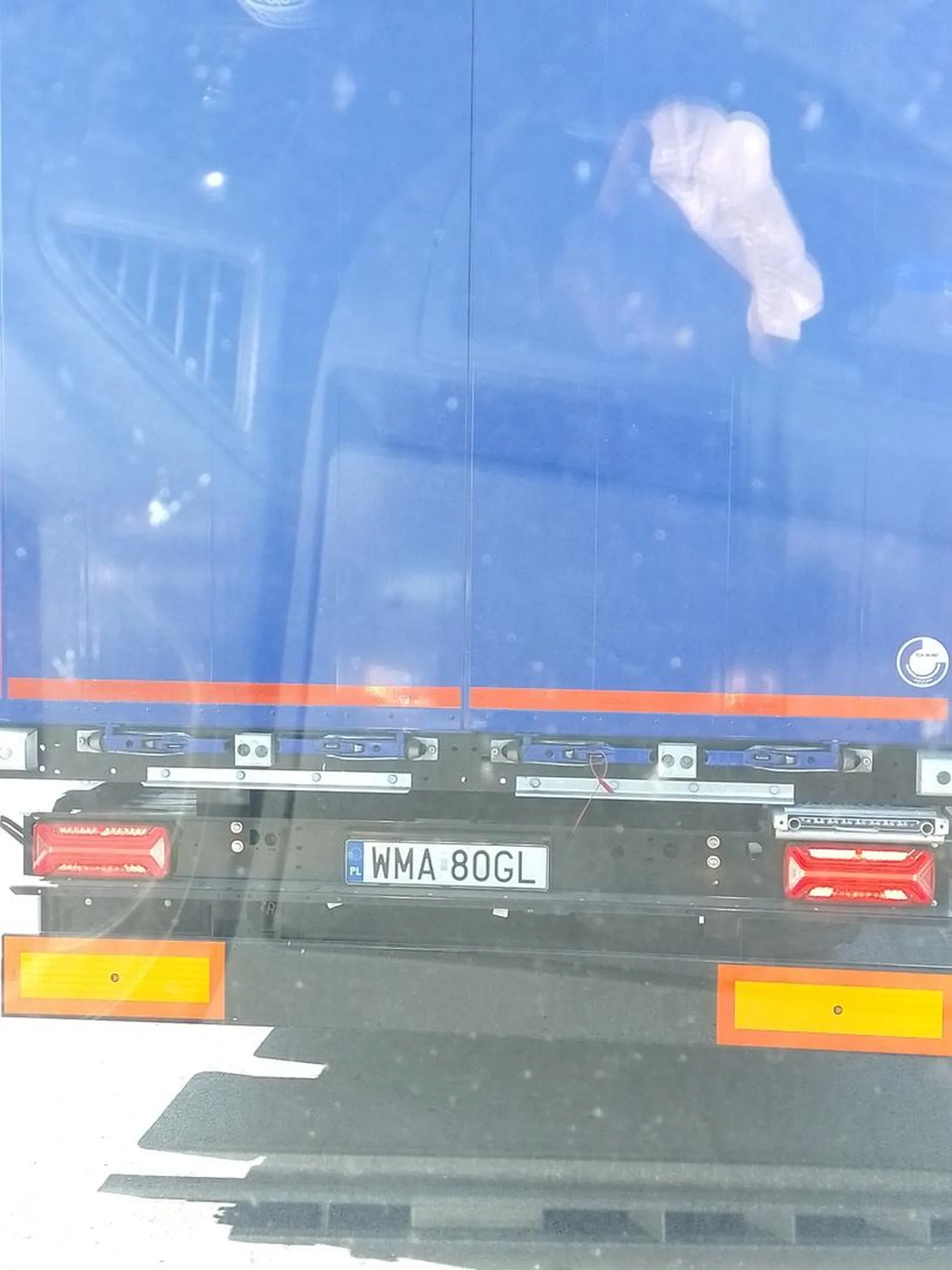 Wariat, wyprzedza na zakazach tirem, przekracza prędkość wpycha się na siłę, zajeżdża drogę.