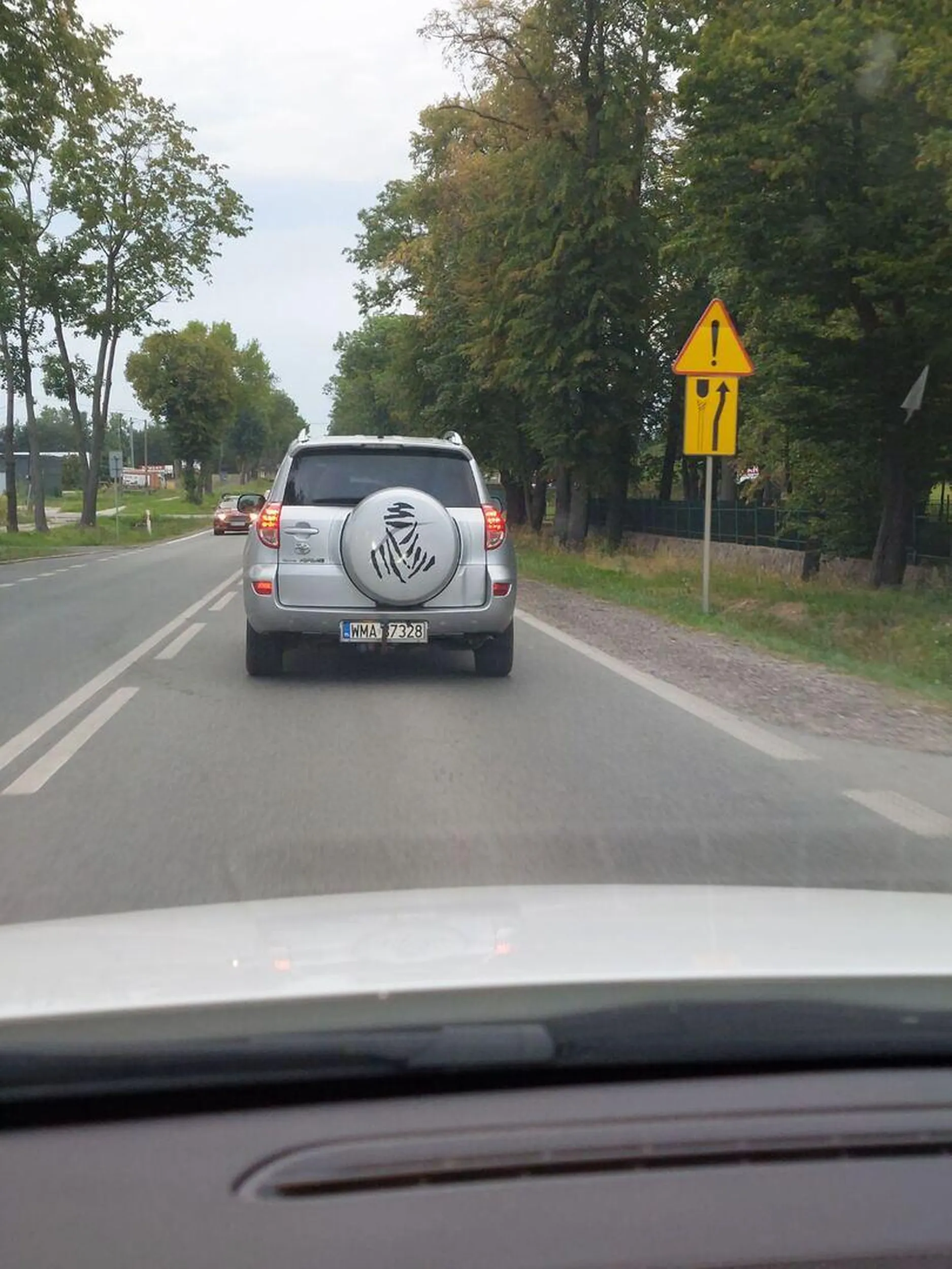 Totalny kretyn, który wyprzedza i wpycha się w ostatniej chwili powodując zagrożenie na drodze.