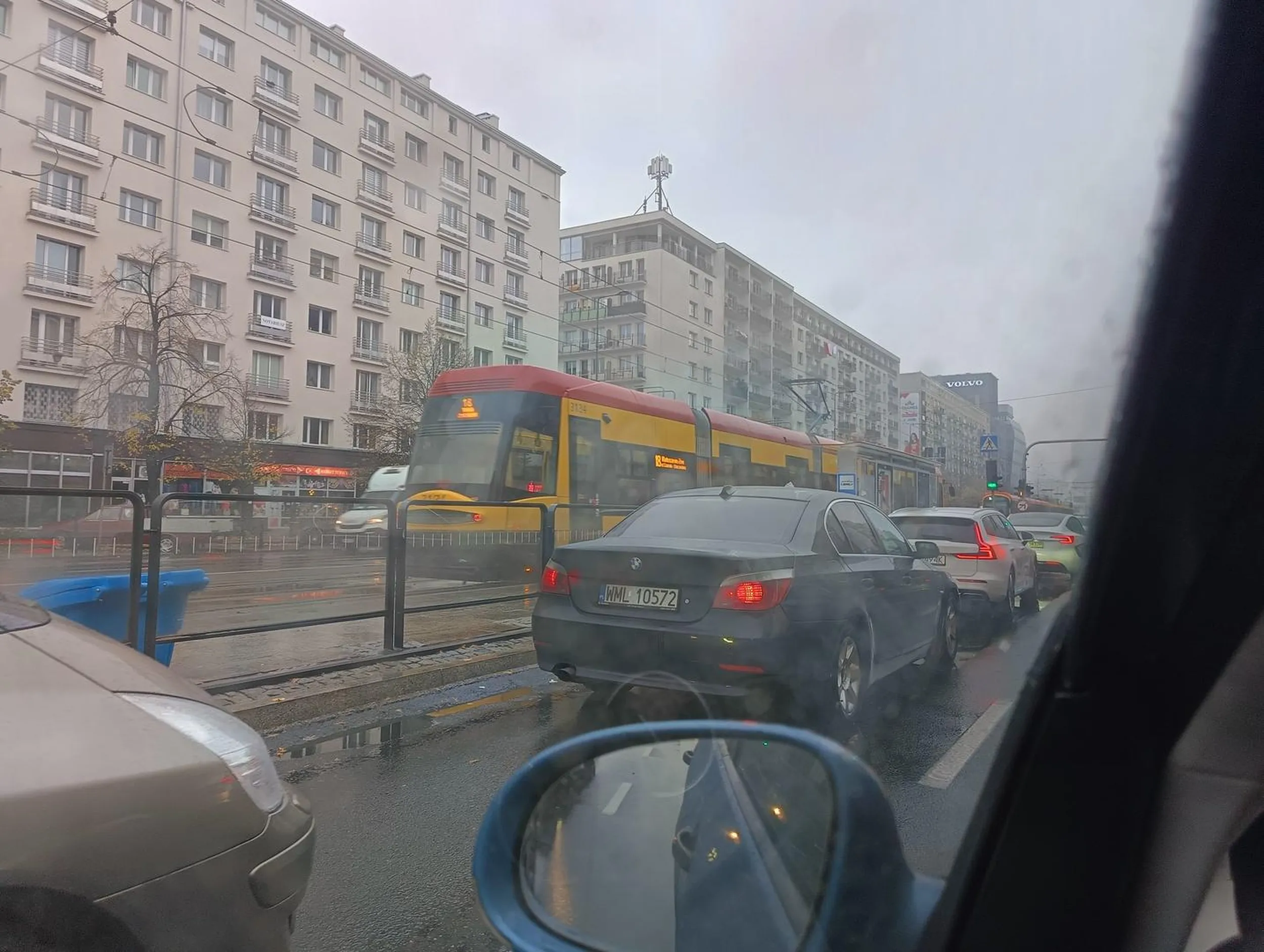 Kierowca niewiadomo czy jeździ trzeźwy. Spowodował kolizję uderzając w tył auta poprzedzającego a następnie zaczął uciekać z miejsca zdarzenia. Sprawa zgłoszona na policje