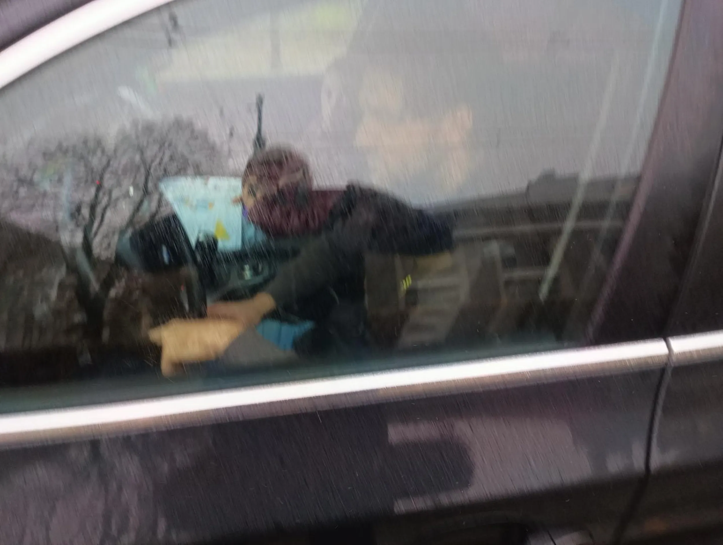 Kierowca niewiadomo czy jeździ trzeźwy. Spowodował kolizję uderzając w tył auta poprzedzającego a następnie zaczął uciekać z miejsca zdarzenia. Sprawa zgłoszona na policje