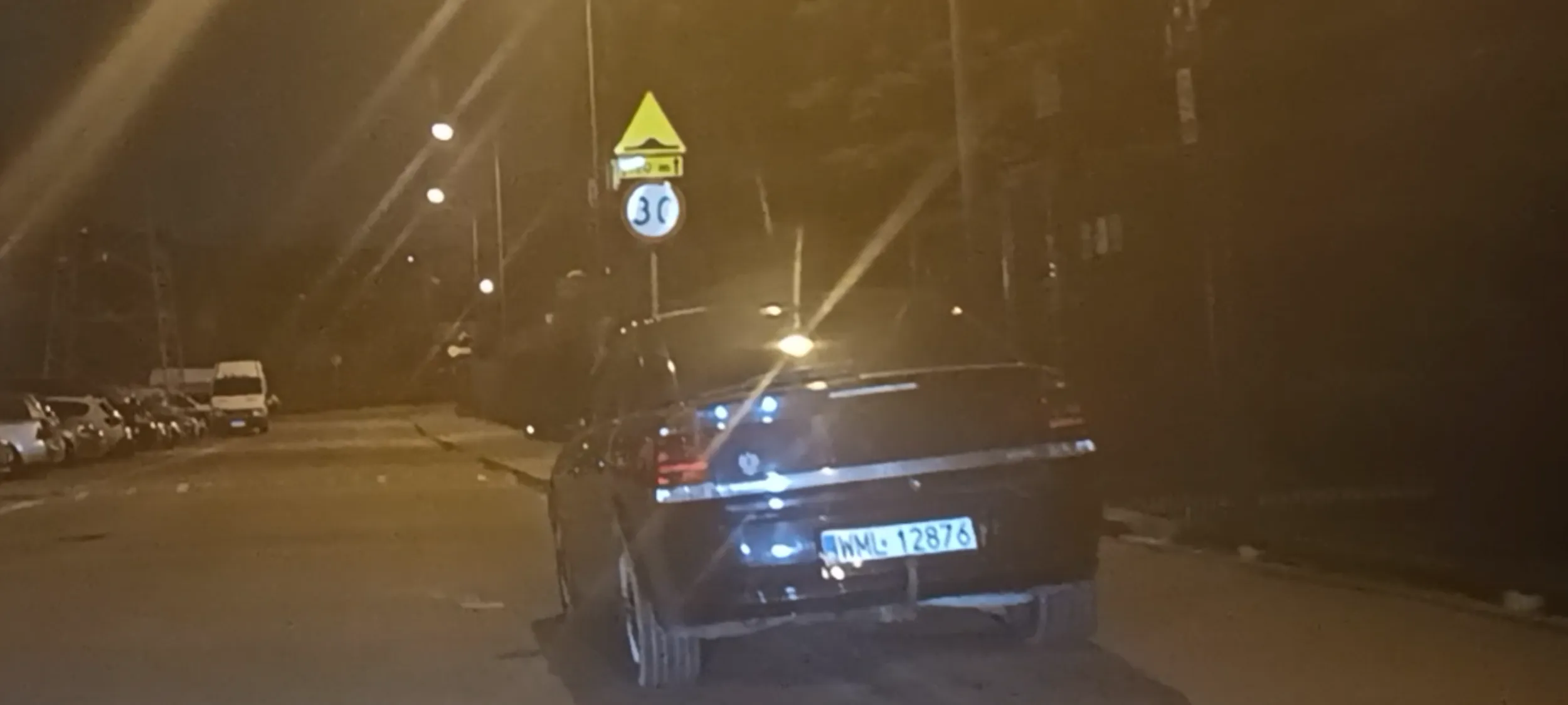 Auto po powodzi zalega na chodniku i na ulicy gdzie jest zakaz zatrzymywania się i postoju B-36