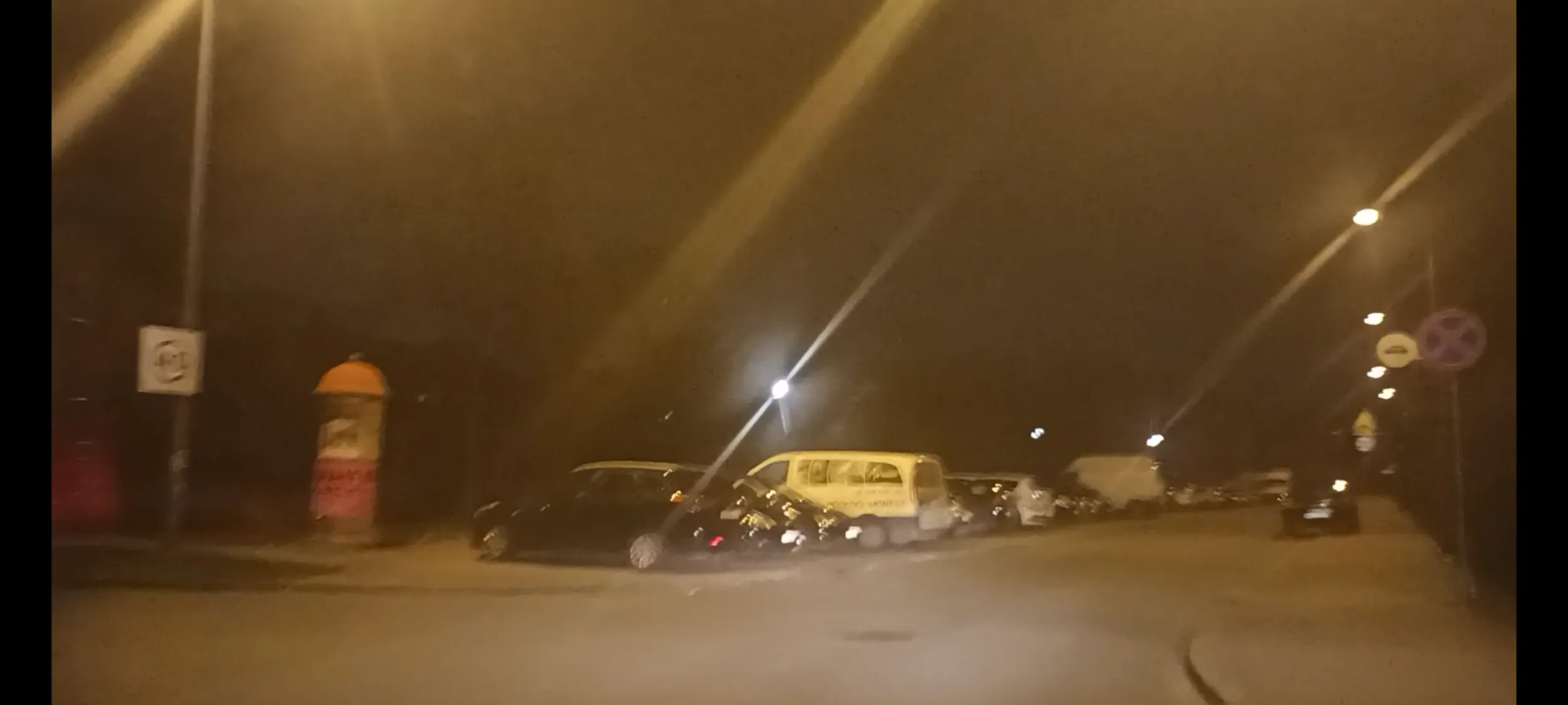 Auto po powodzi zalega na chodniku i na ulicy gdzie jest zakaz zatrzymywania się i postoju B-36