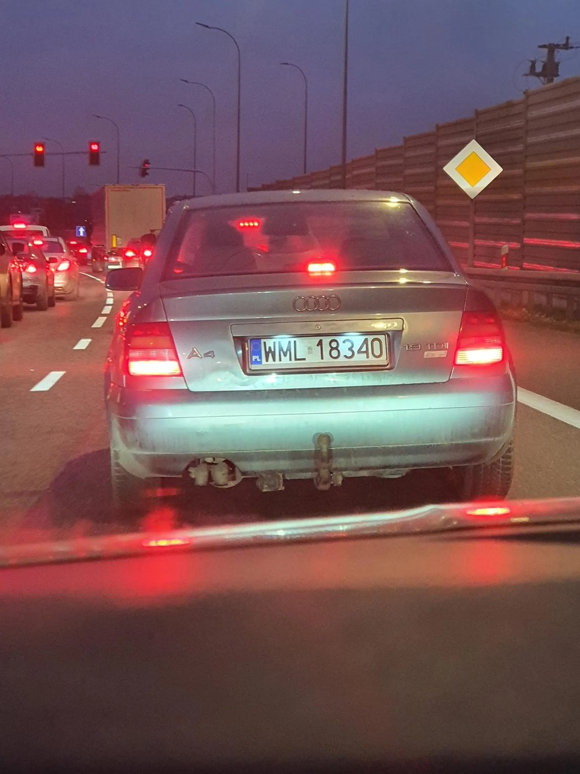 W Polsce jest obowiązek jazdy na suwak, a Ty przykleiłeś się do zderzaka przed Tobą żebym przypadkiem nie wjechała przed Ciebie.