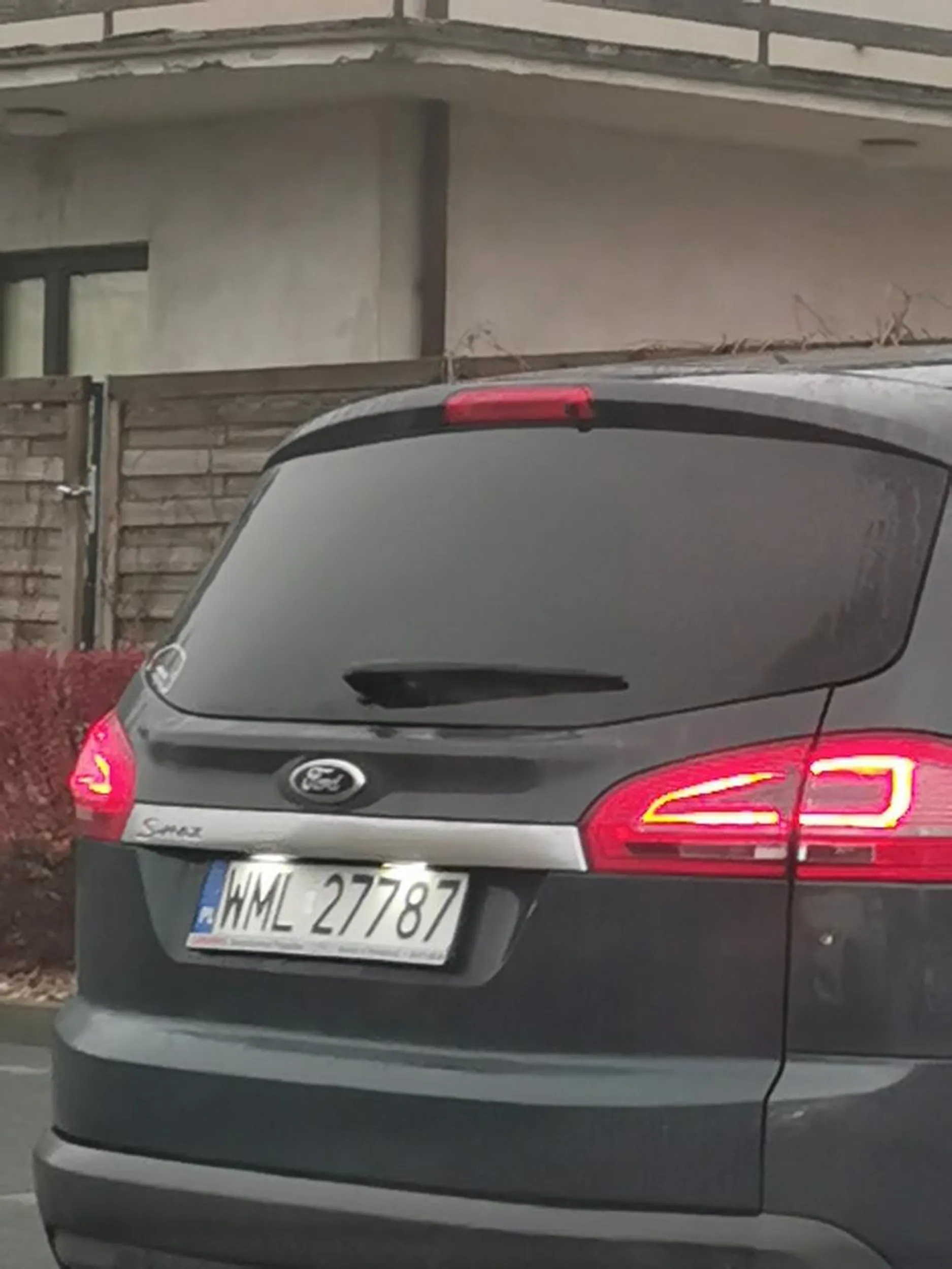 Grube babsko które wystawia mandaty parkingowe pod sklepem LIDL