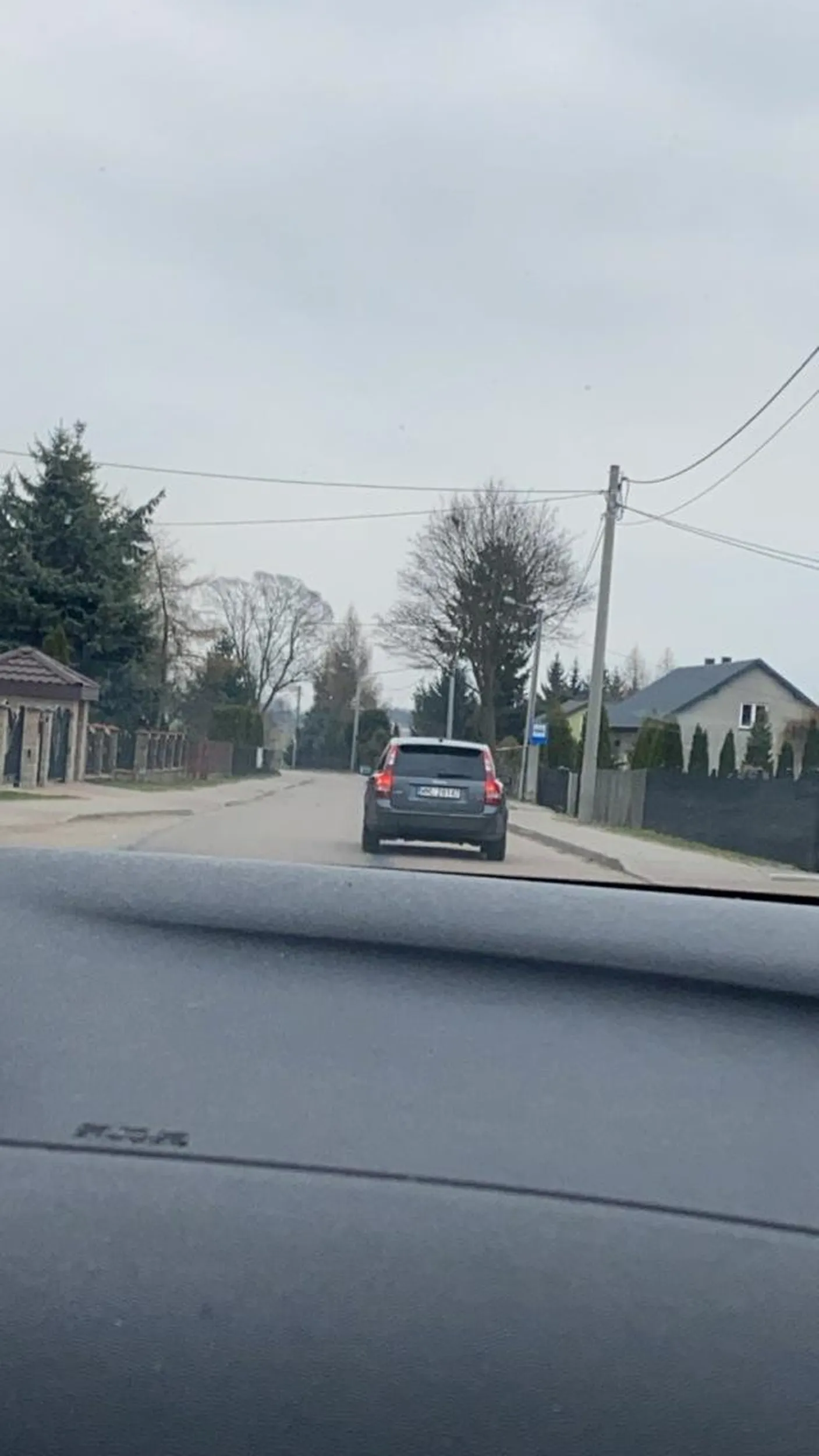 Facet jedzie haotycznie i niebezpiecznie. Radzę uważać na tego typa. Specjalnie przyspiesza i stwarza niebezpieczeństwo na drodze.