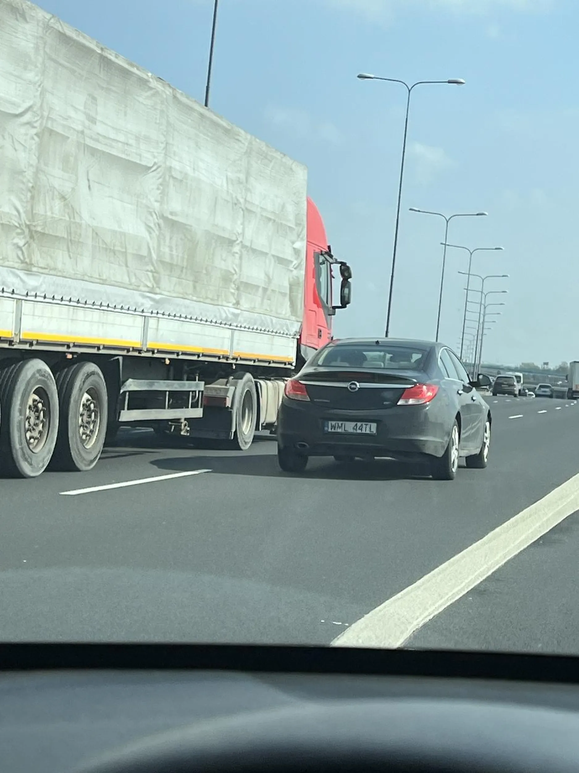 Wardęga czy ty jeździsz napity czy nafurany? Slalomem po pasie, z wytrzeszczem