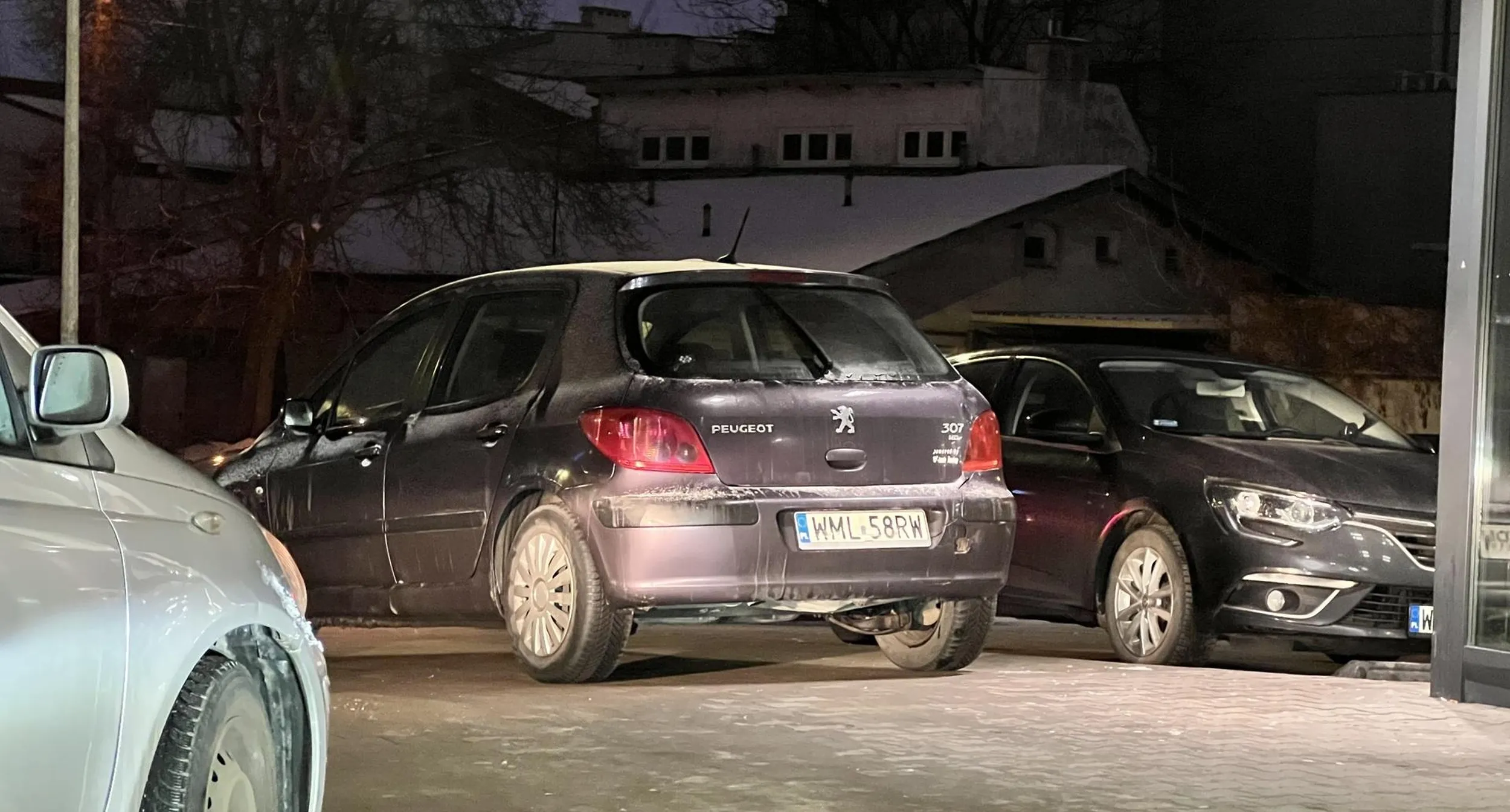 Gdy wieś przyjedzie do miasta i nie wie co to parking i miejsca parkingowe… najlepiej postawić drzwiach i na drodze aby utrudnić innym przejazd. Ameba drogowa. Pruszków, aleje Jerozolimskie 454