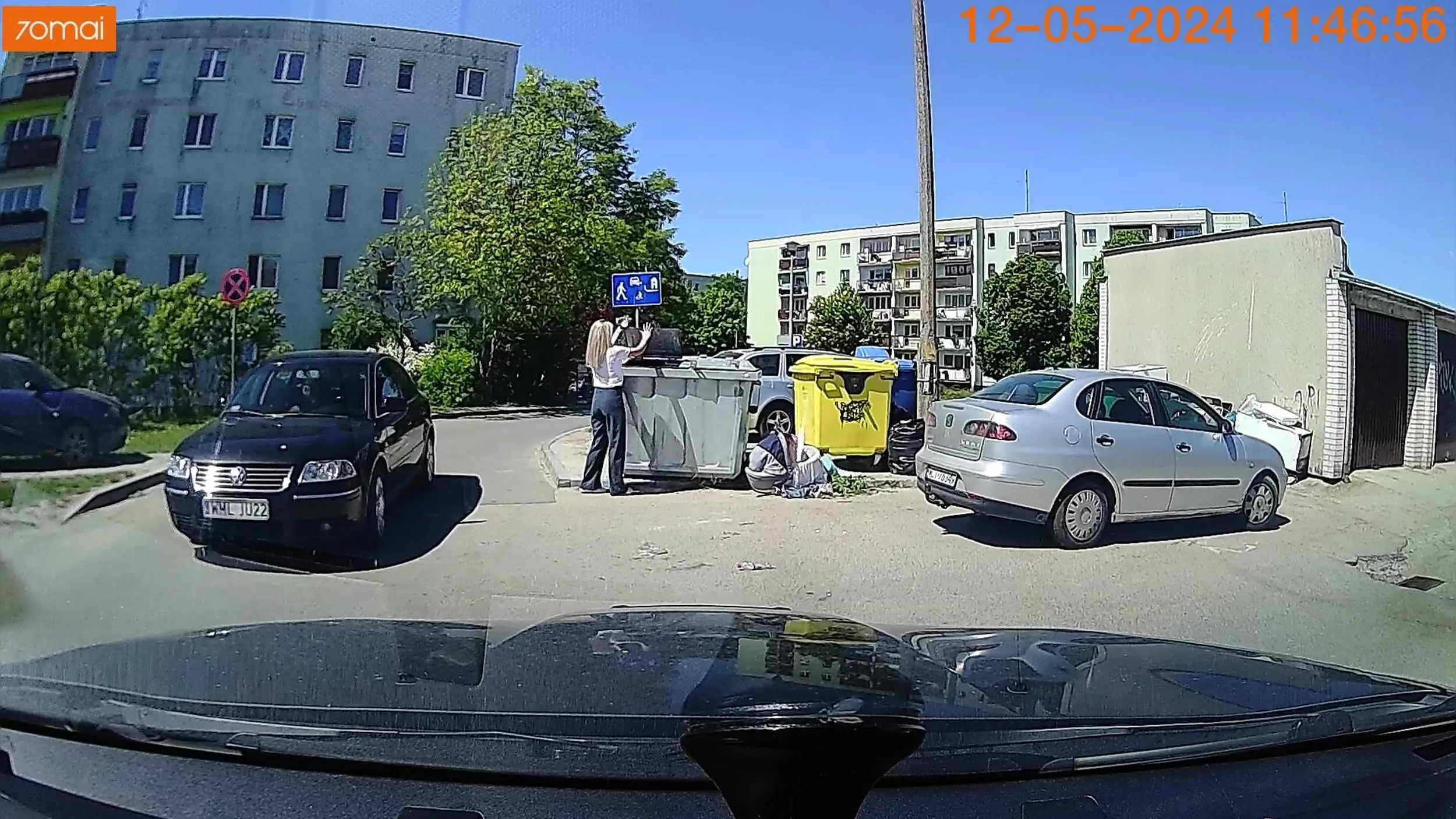 Kolor włosów zobowiązuje. Wystarczy zatrzymać się przy koszu metr obok i każdy by miał swobodę.