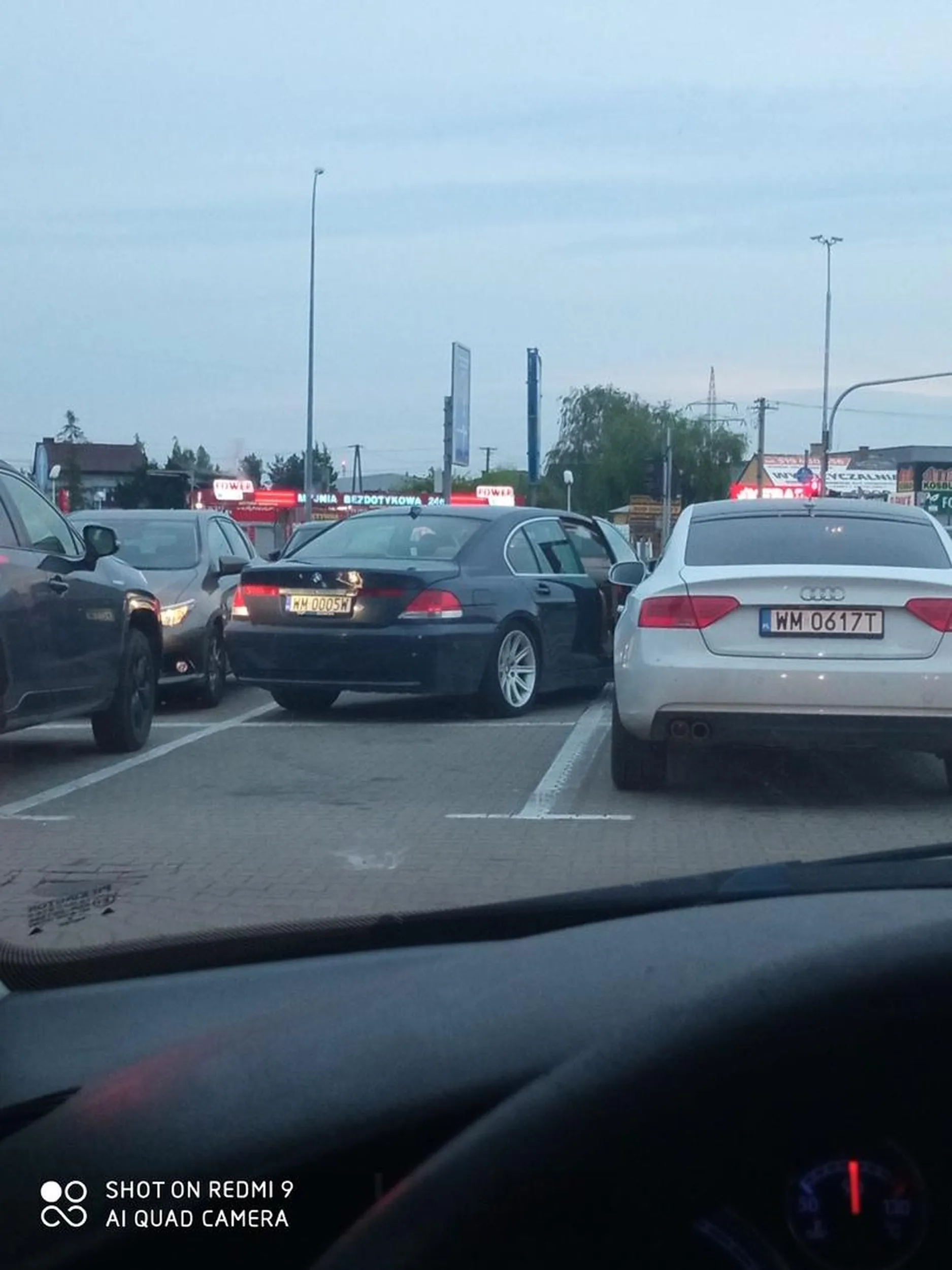 Kolega chyba musi się poduczyć parkować ?