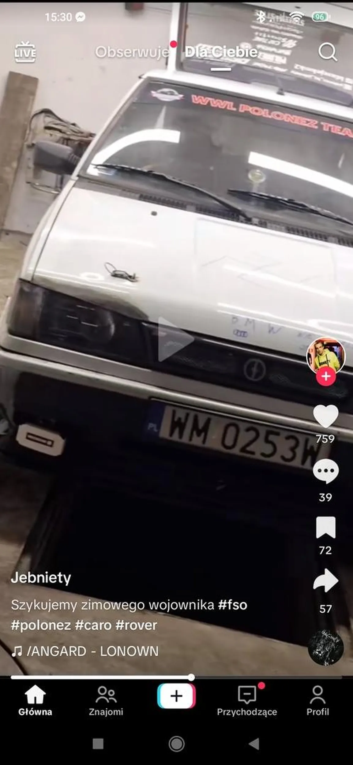 Jakiś nazista że swastyka na masce