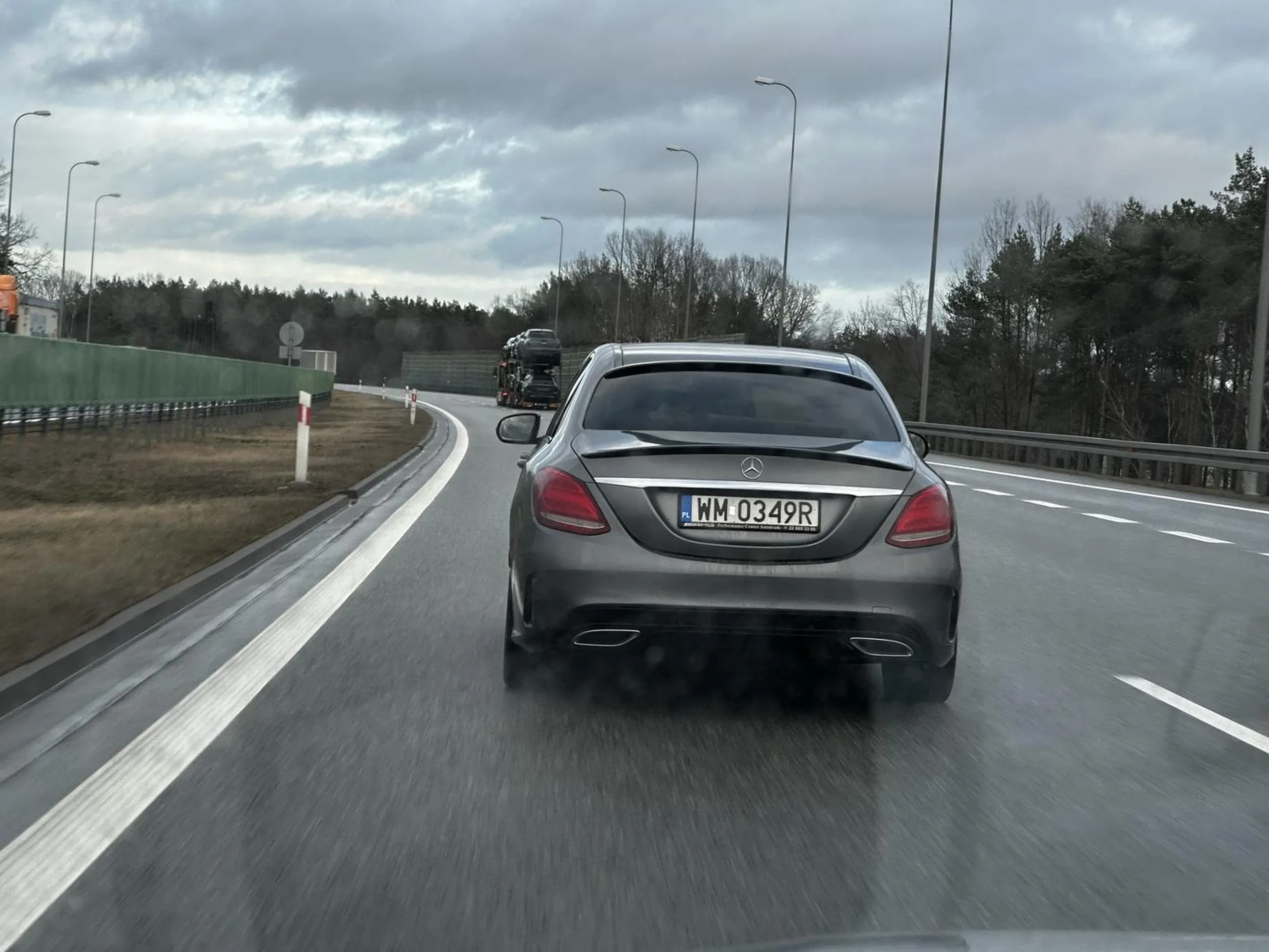 Jeden z grupy najbardziej szkodliwych bezmózgich zjebów za kierownicą. Człowiek wyprzedza kolumnę samochodów ciężarowych jadąc lewym pasem 120 km/h. W momencie wyprzedzania drugiej ciężarówki z kolei na zderzaku pojawia się on! Jaśnie pan z niemieckiego szrota myślący, że to czyni go władcą każdej szosy, a ludzie będą wskakiwać na barierki robiąc mu miejsce i mruga światłami poganiając. Myślałem że mruga bo coś mam z autem nie tak z tyłu i bez użycia hamulca zwolniłem do 100 kontynuując wyprzedzanie. Następnie ów kretyn wcisnął się w wąską lukę między ciężarówkami i wyprzedził mnie z prawej strony, po czym z użyciem hamulca zahamował mi przed maską tworząc zagrożenie na drodze. Takich pojebów powinno się wysyłać na minimum półroczne wakacje od posiadania uprawnień do prowadzenia pojazdów mechanicznych.
