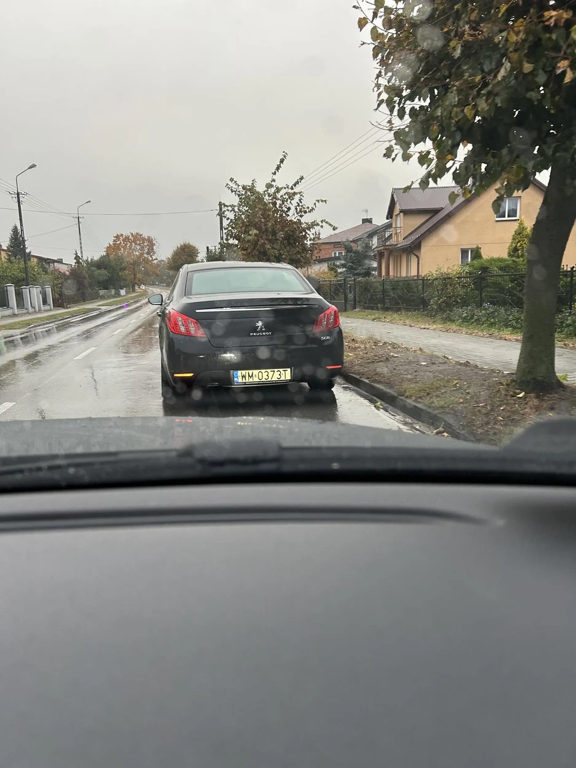 Auto zaparkowane w miejscu do tego niedozwolonym, utrudniając ruch drogowy