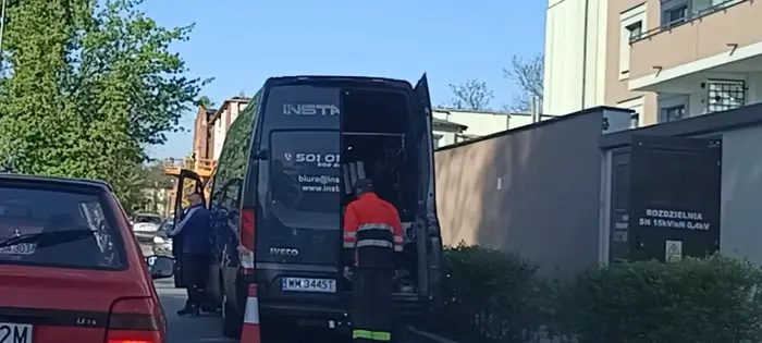 Pacany stoją na skrzyżowaniu i utrudniają przejazd a nie są pojazdem uprzywilejowanym tylko prywatną firmą. Mogłyby pacany stanąć trochę dalej i dupy ruszyć żeby podejść.