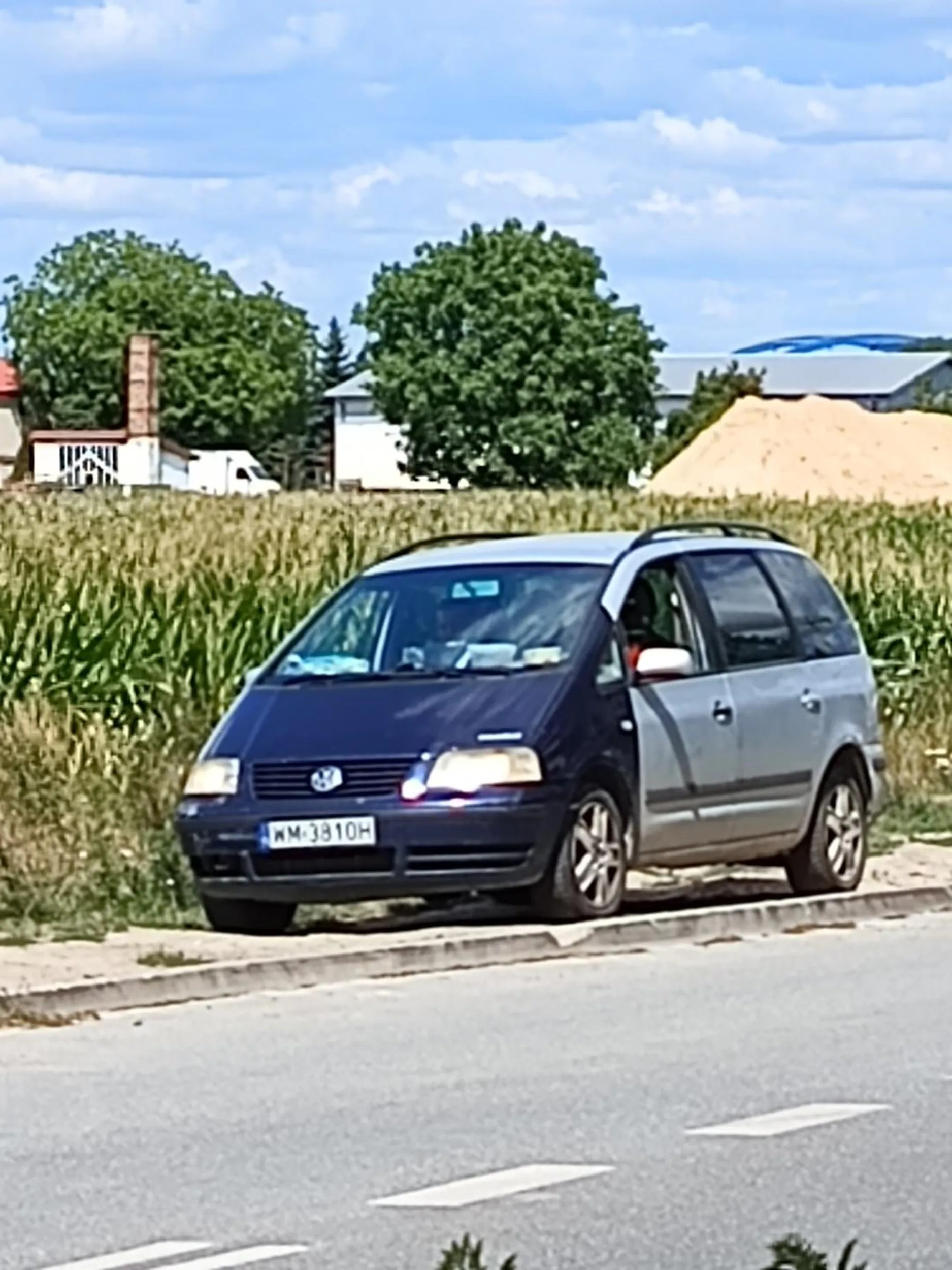 Parkuje na trawniku i niszczy zieleń miejską