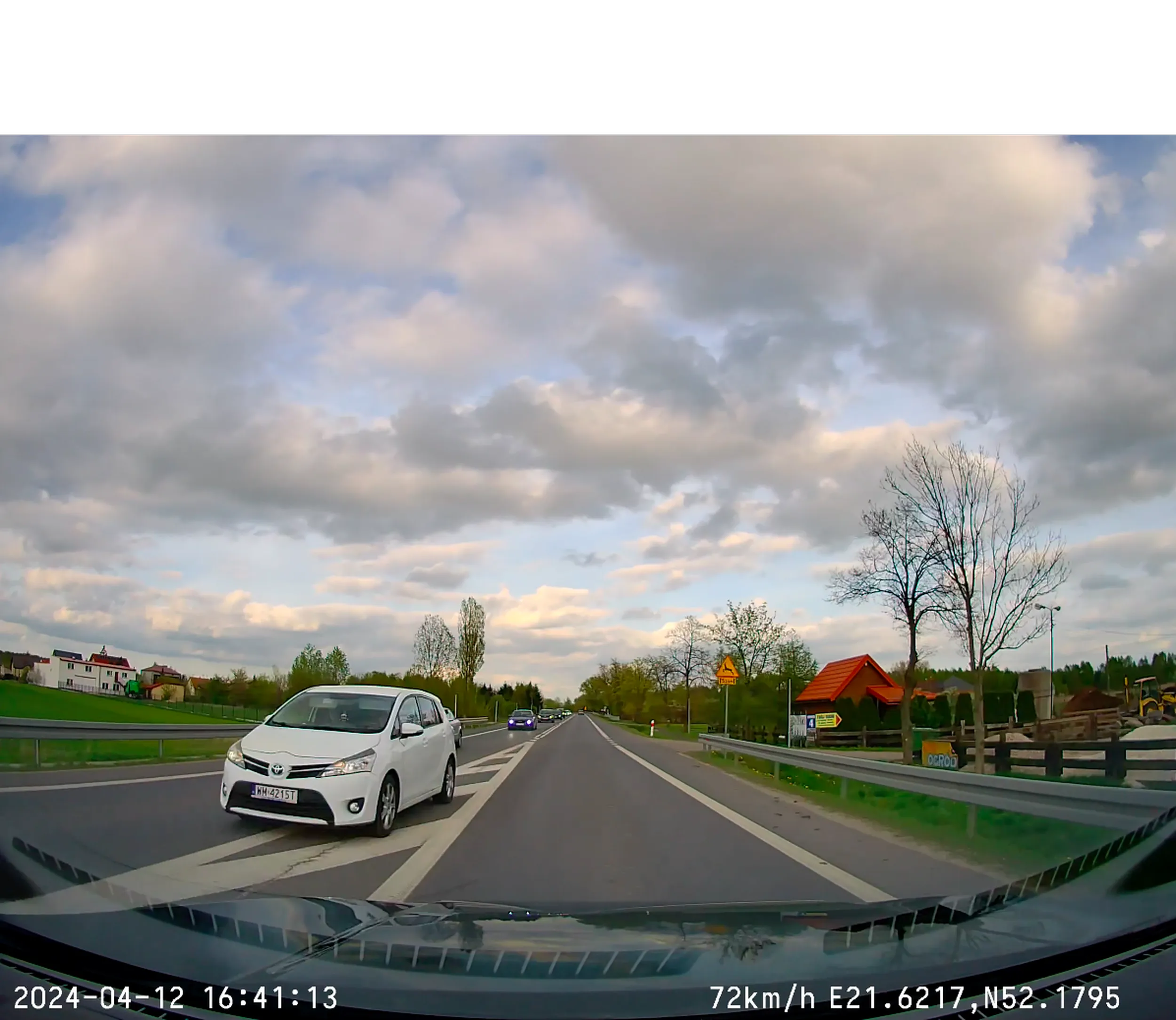 Pozdrowienia dla Pani, która tak się spieszyła, że postanowiła wyprzedzać na podwójnej ciągłej, pasie wyłączonym z ruchu a dodatkowo jadąc na czołowe. Mam nadzieję, że stanie się Pani sławna.