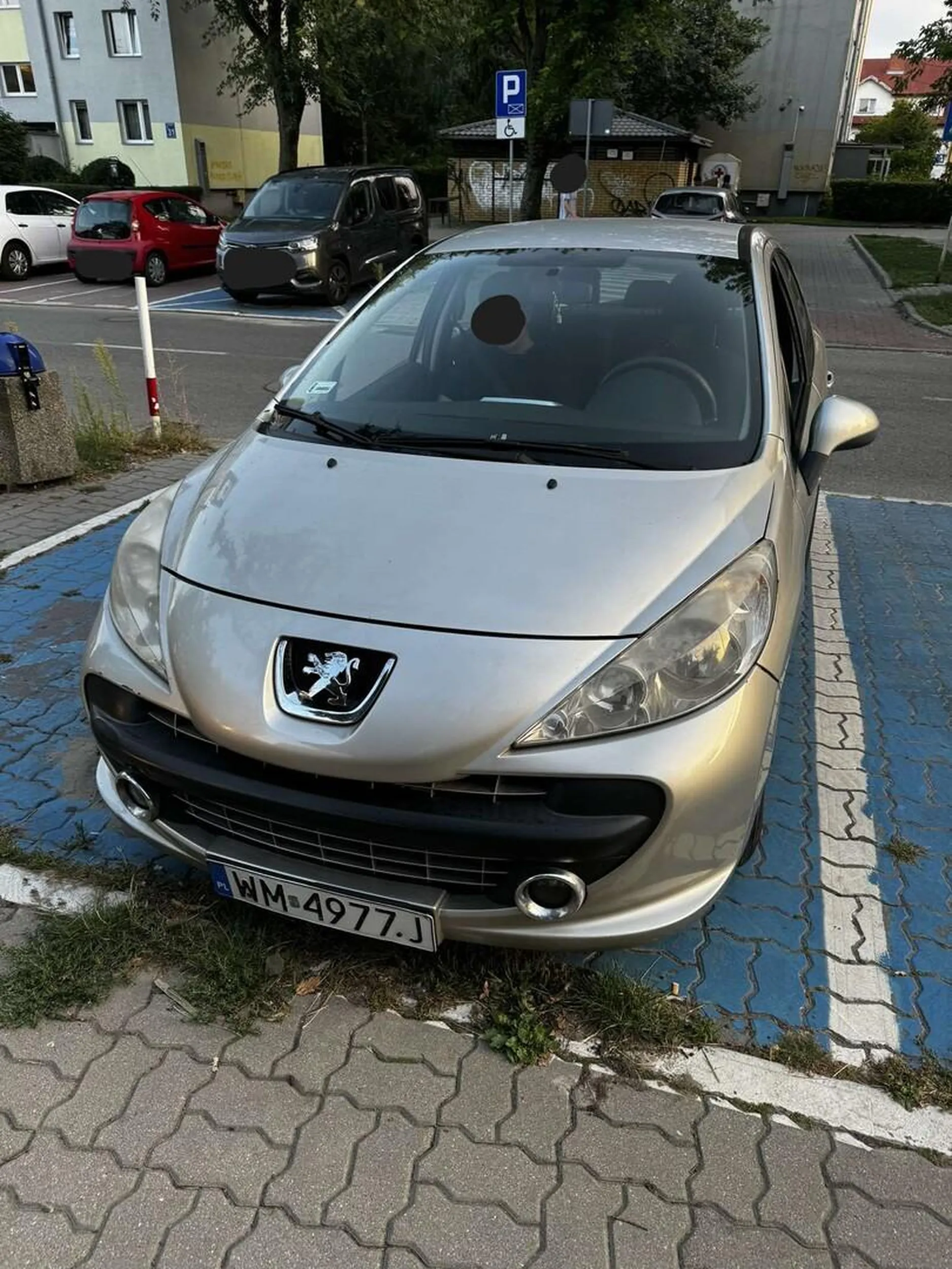 A legitymacja gdzie? Na 5 minut do sklepu wyskoczyła? :)