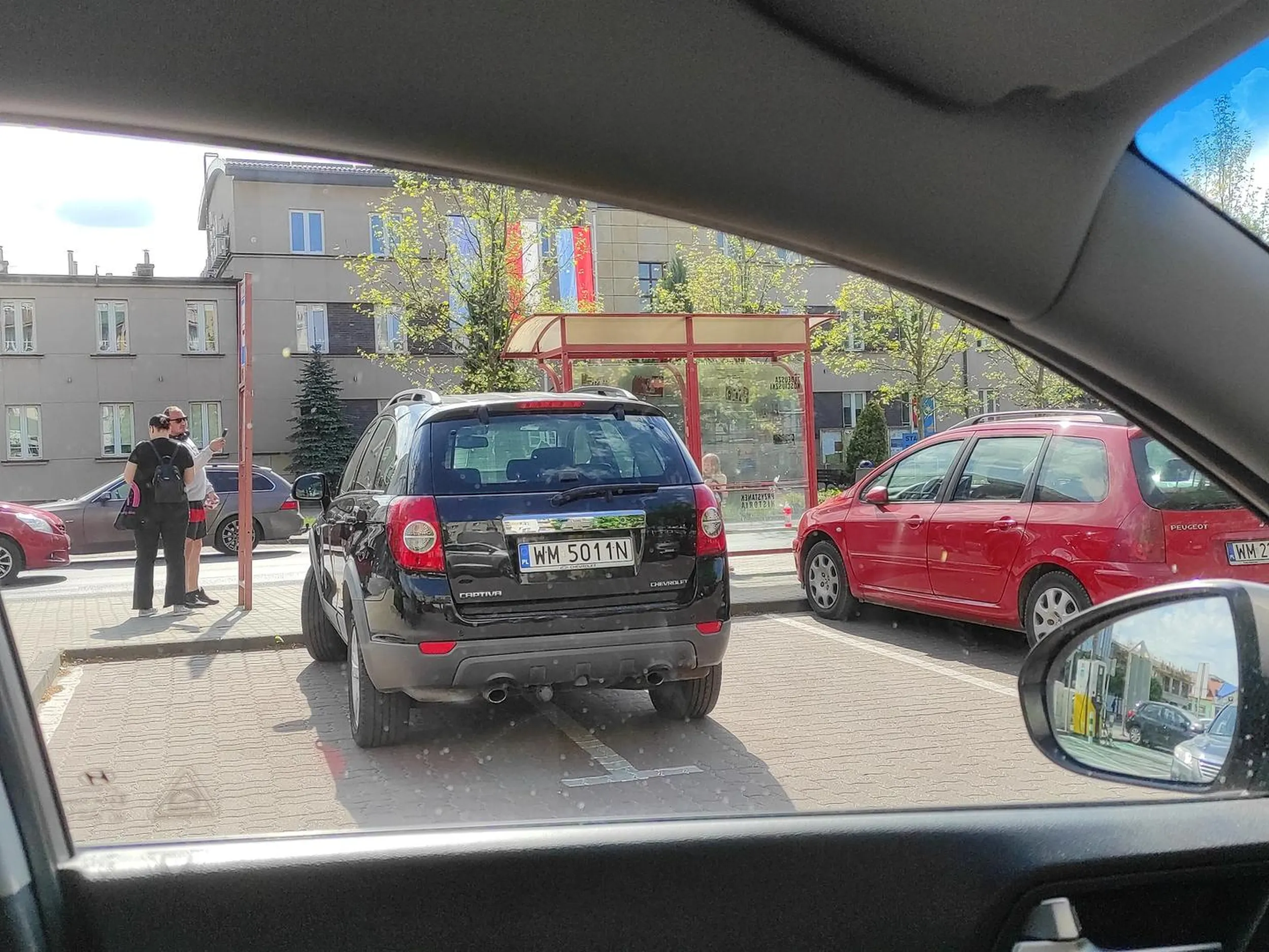 Karny kutas to za mało na taką osobę Pani stała przy samochodzie ktoś zwrócił jej uwagę że zajmuje 2 miejsca bez reakcji odłożyla zakupy zamknęła samochód i poszła dalej