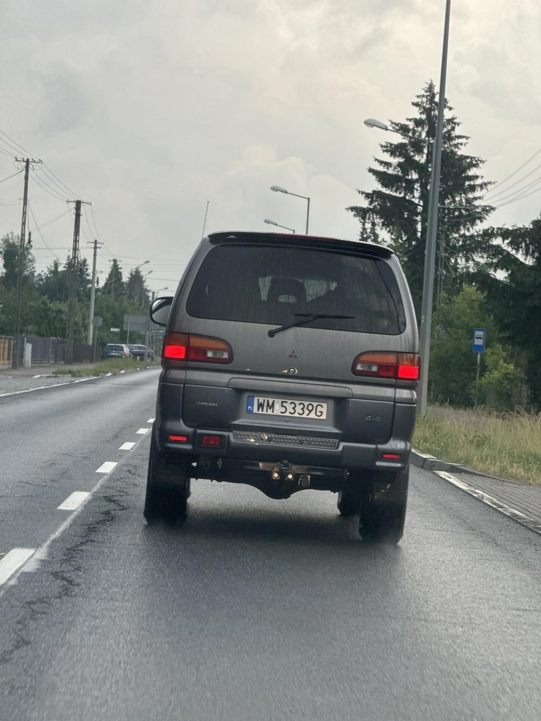Uważajcie na tego króla szos myśli że jeździ dużym Mitsubishi to może wszystko na rondzie na 2 pasach po mieście 120
