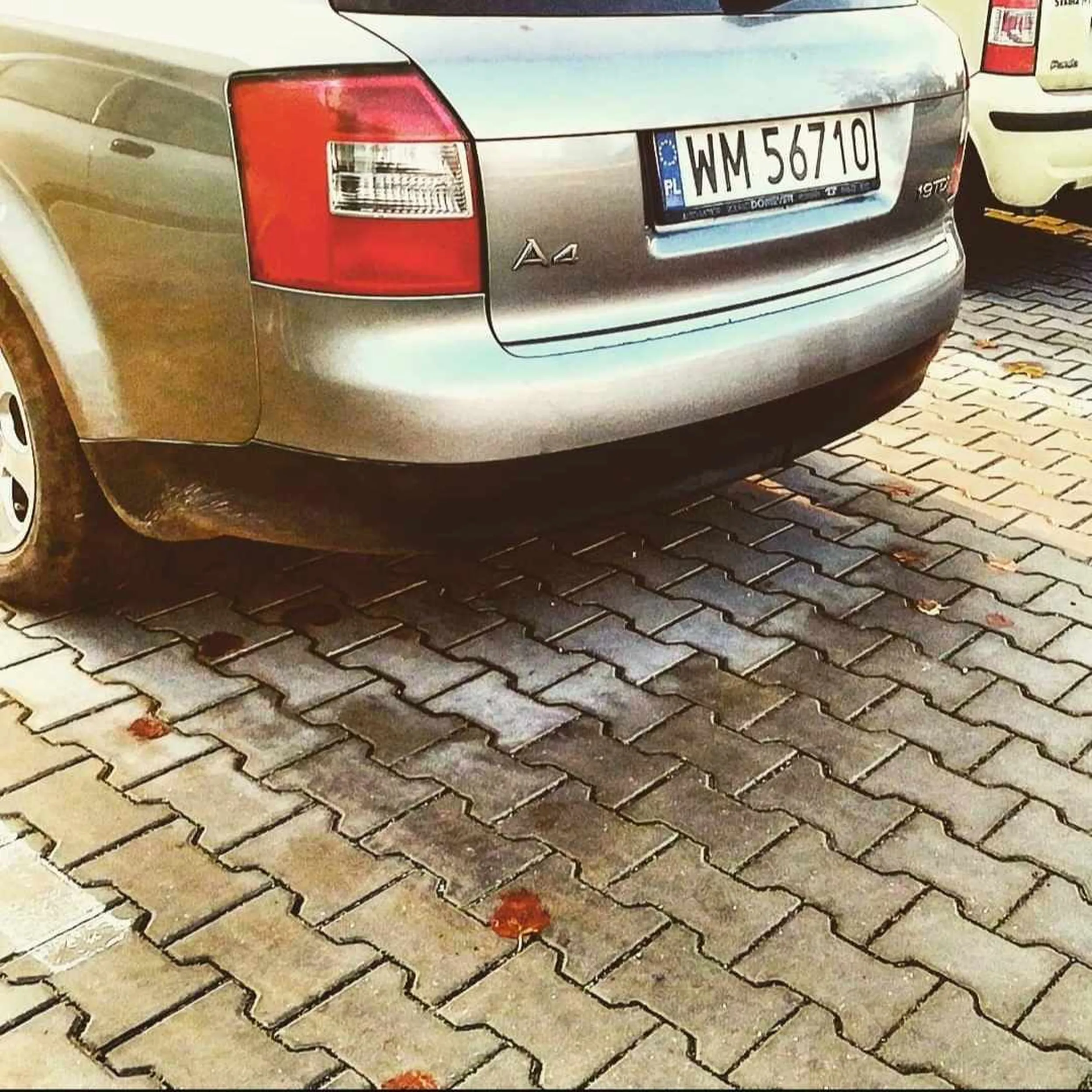 Nie umie parkować łysy stoi przed remizą zajmując wyjazd dla pojazdów uprzywilejowanych.