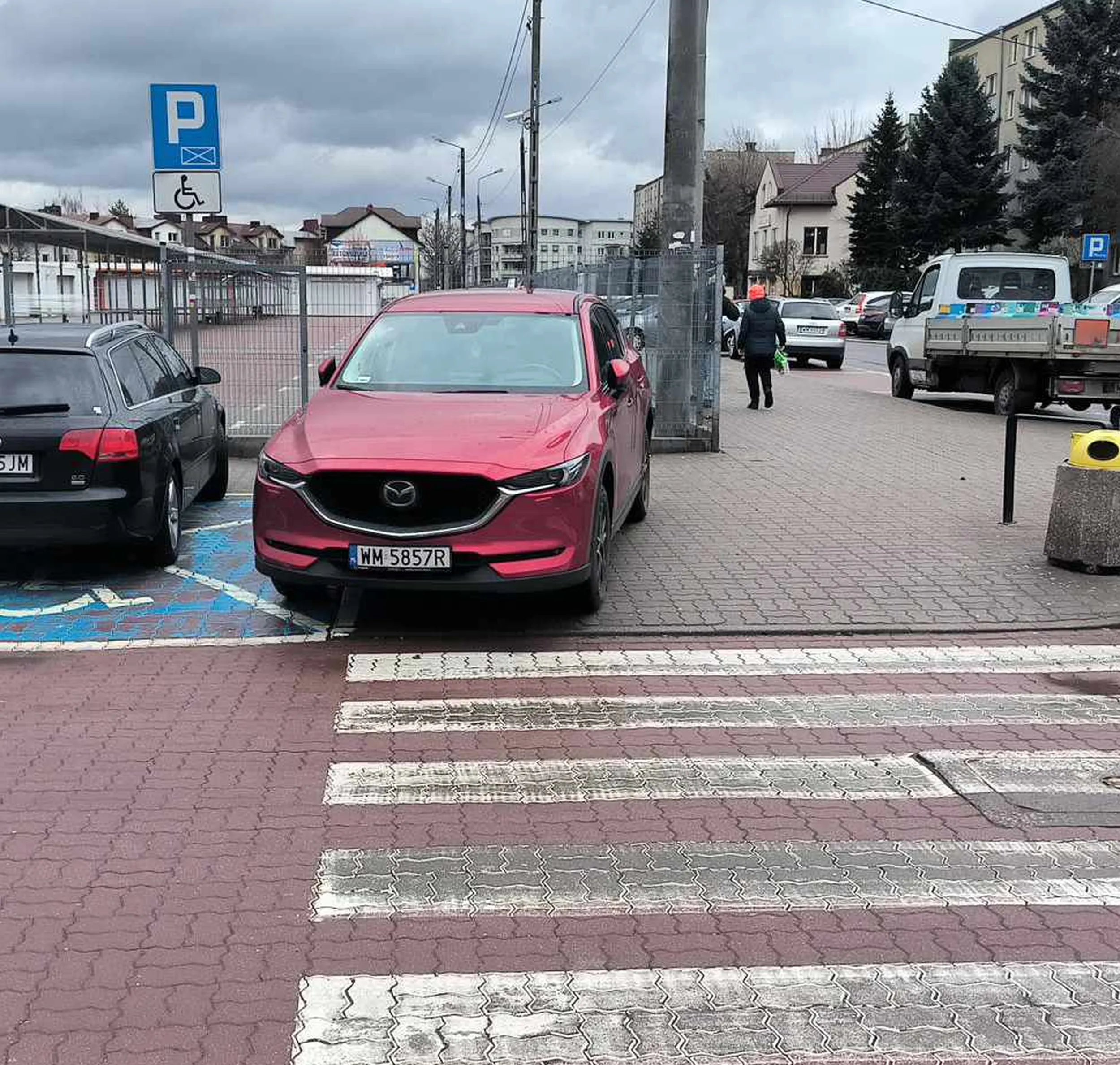 Pani "Na chwilkę" jak za każdym razem w cudownym miejscu postawiła swój pojazd koło rynku przy sklepie Topaz.