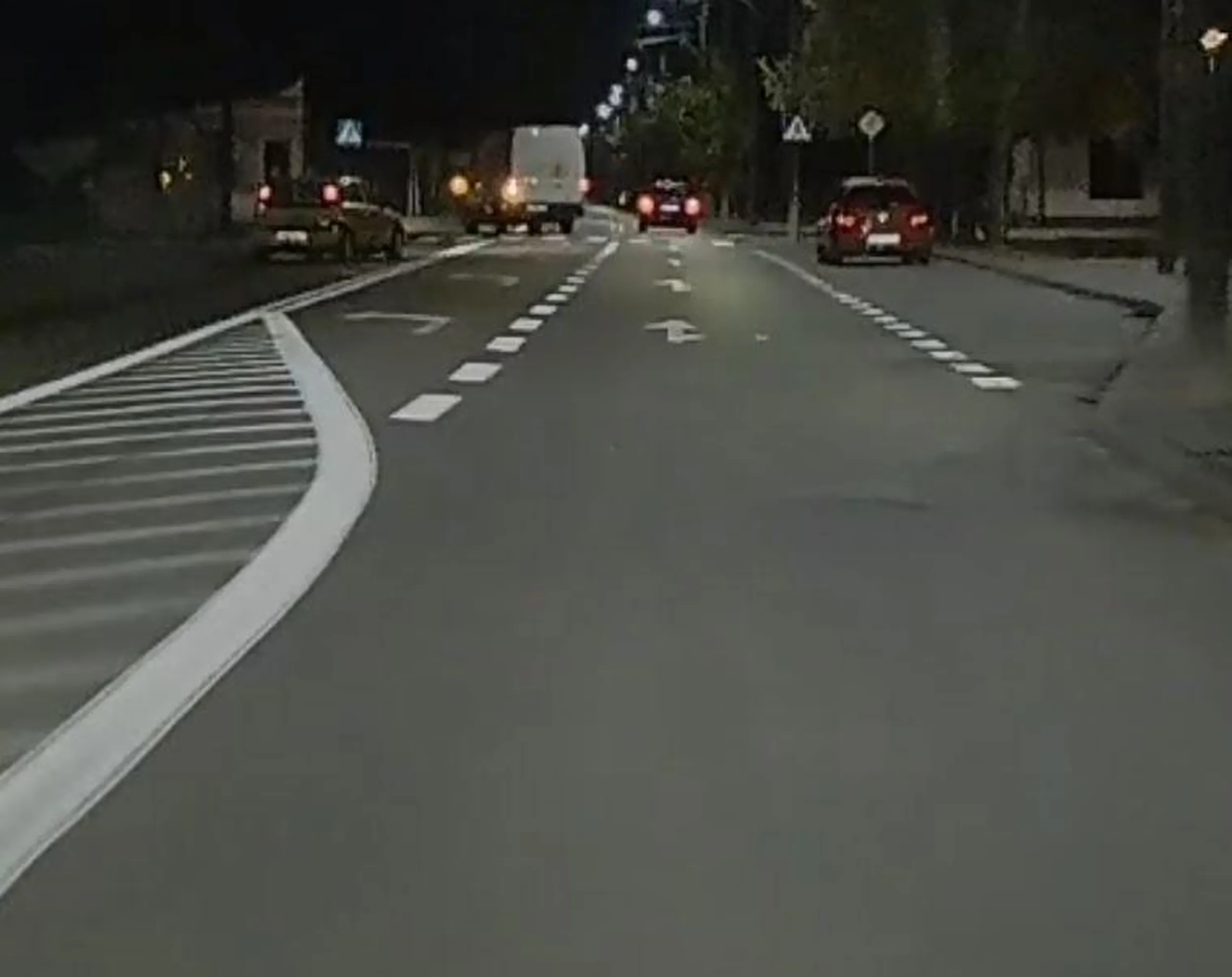 A tak się jeździ w Stanisławowie... Z chodnika pod prąd, przez linię ciągłą a do tego na przejściu dla pieszych i zajechanie ... Kto podliczy, ile punktów karnych i mandat? ...