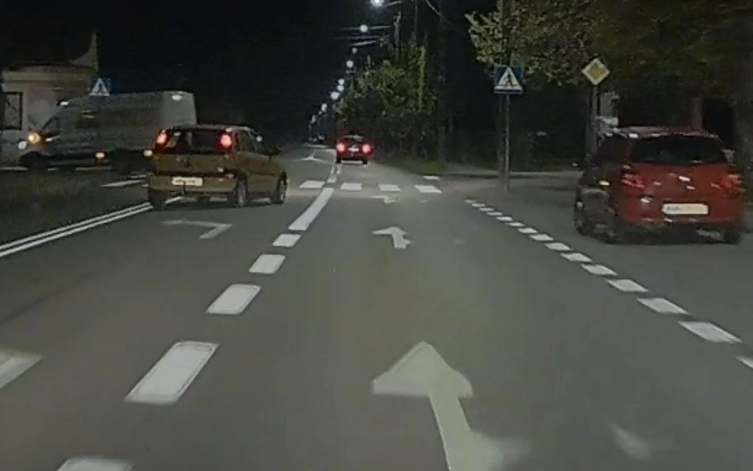 A tak się jeździ w Stanisławowie... Z chodnika pod prąd, przez linię ciągłą a do tego na przejściu dla pieszych i zajechanie ... Kto podliczy, ile punktów karnych i mandat? ...