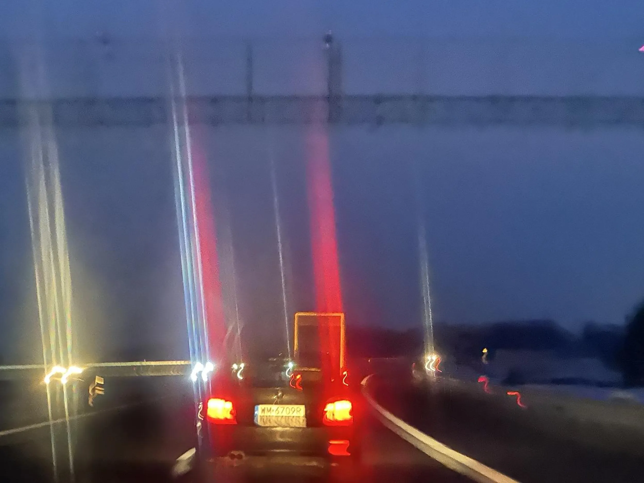 Zajeżdża drogę specjalnie na autostradzie i gwałtowanie hamuje, do tego zmienia pasy ruchu gwałtownie też, próbuje udowodnić, że nie można go wyprzedzić na autostradzie, gdy jechał 100km/h - agresją drogowa, mam nagrane to na kamerze, ale nie zdążyłem jeszcze zrzucić z karty tego.