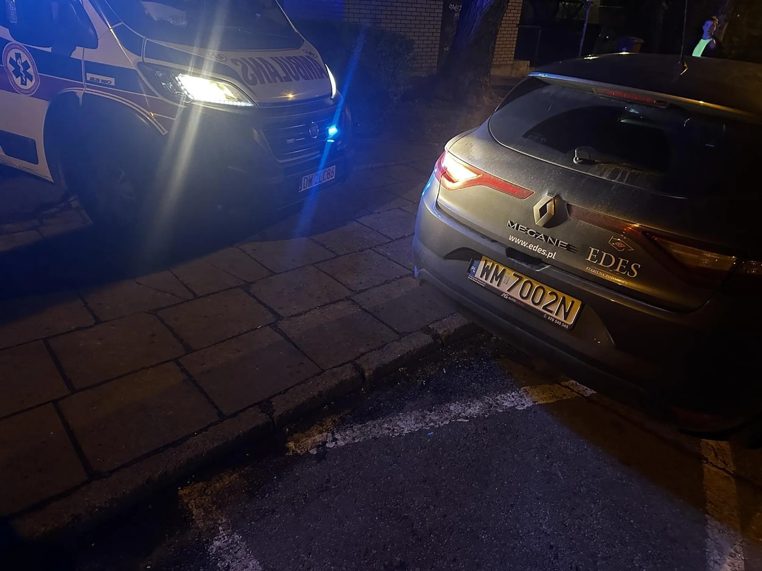 Parkowanie na kopercie uniemożliwiając wyjazd z drogi pożarowej…