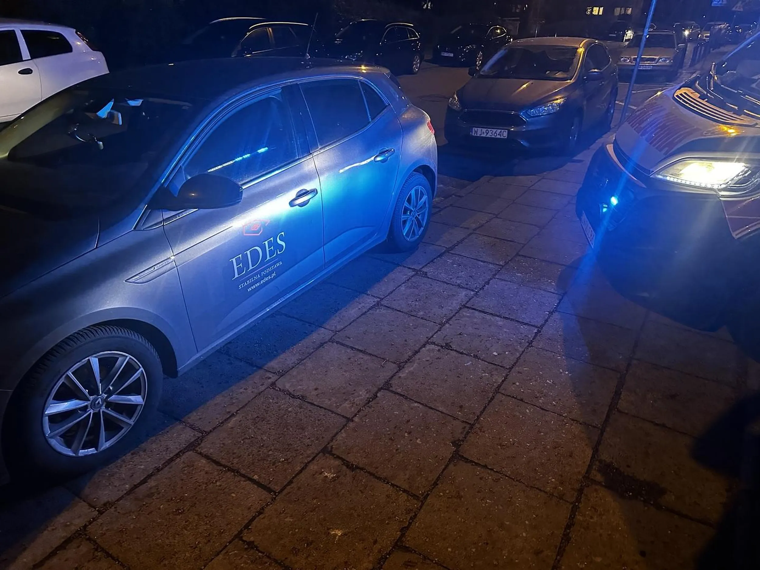 Parkowanie na kopercie uniemożliwiając wyjazd z drogi pożarowej…