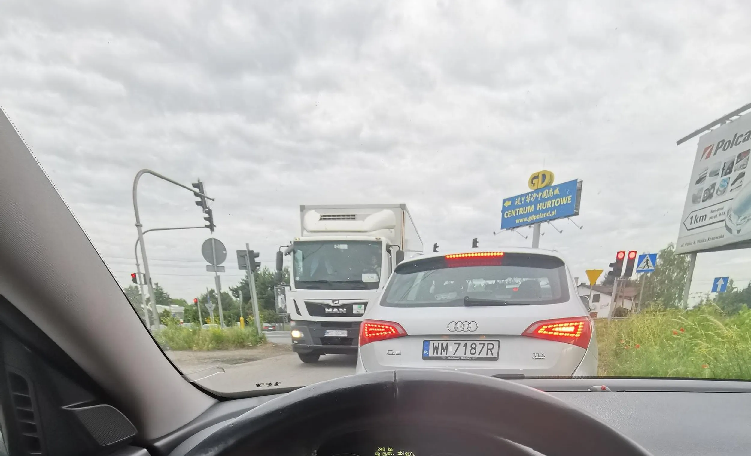 Trep wyprzedza by za chwilę hamować ci pod nosem bo czerwone...