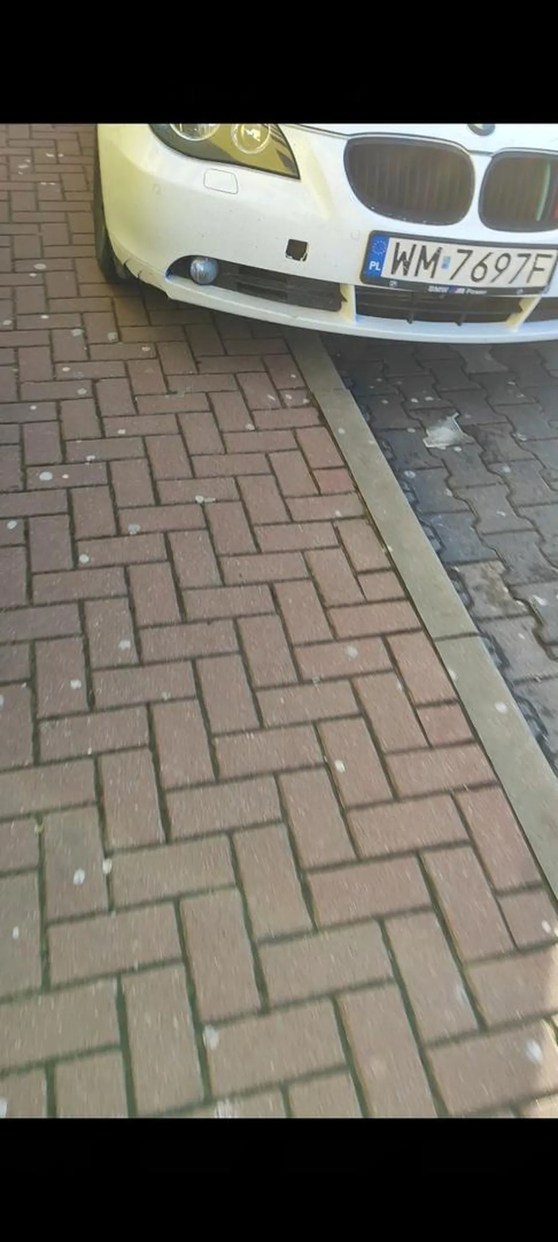 Dużo wolnych miejsc na parkingu zaparkowane przy samym wejściu do galerii utrudniając ruch dla aut i dla pieszych