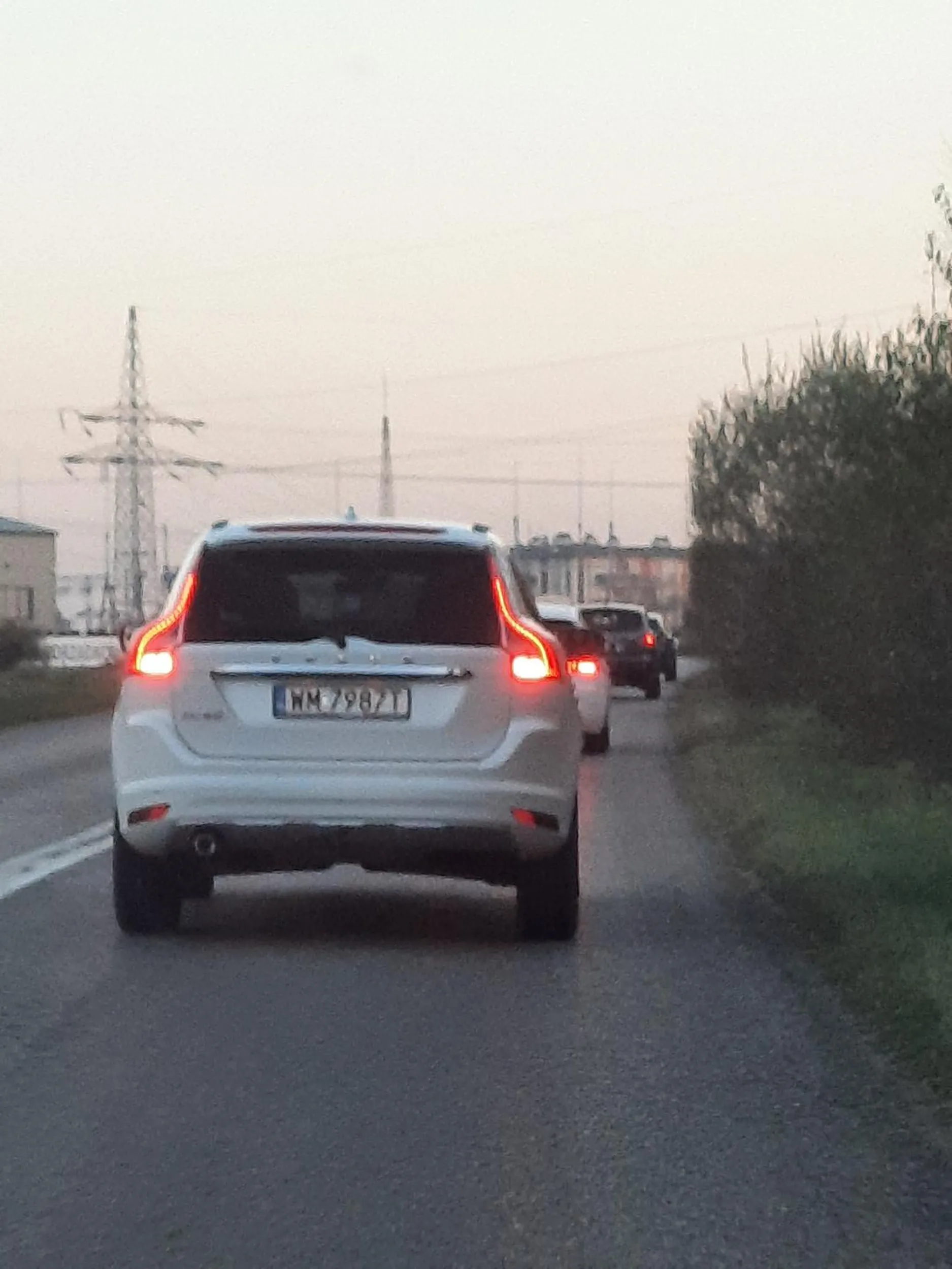 Nie pozdrawiam kierowcy volvo. Na rondzie w Arynowie (Mińsk Mazowiecki), zajechał mi drogę. Z pasa do skrętu w prawo nagle zjechał w lewo, zajeżdżając drogę. Niestety bur... nie umie jeździć, ani przepraszać. Tak mu się śpieszy, że zapomina o zasadach, narażając życie innych.