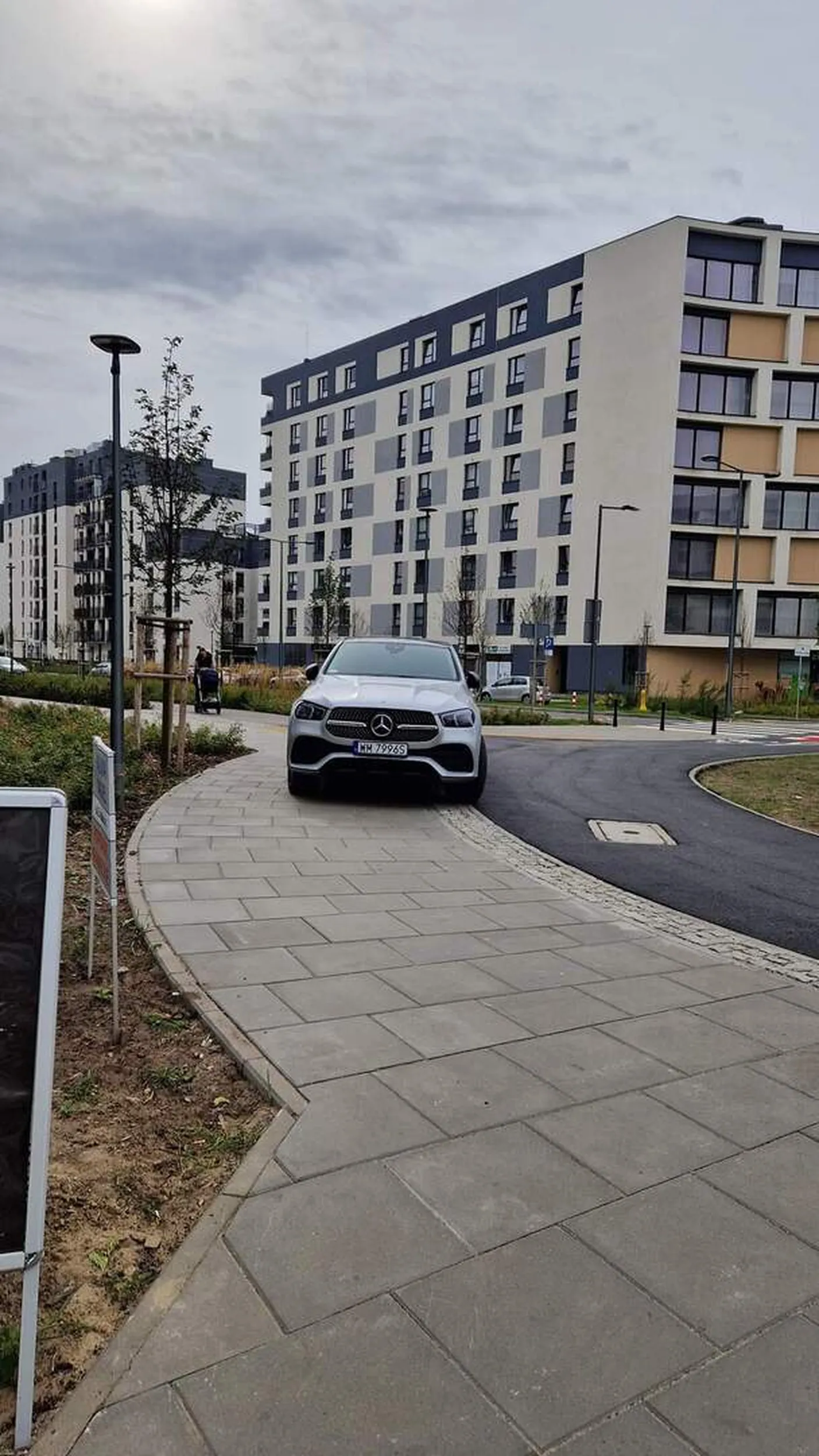 Kretyn parkuje na rondzie