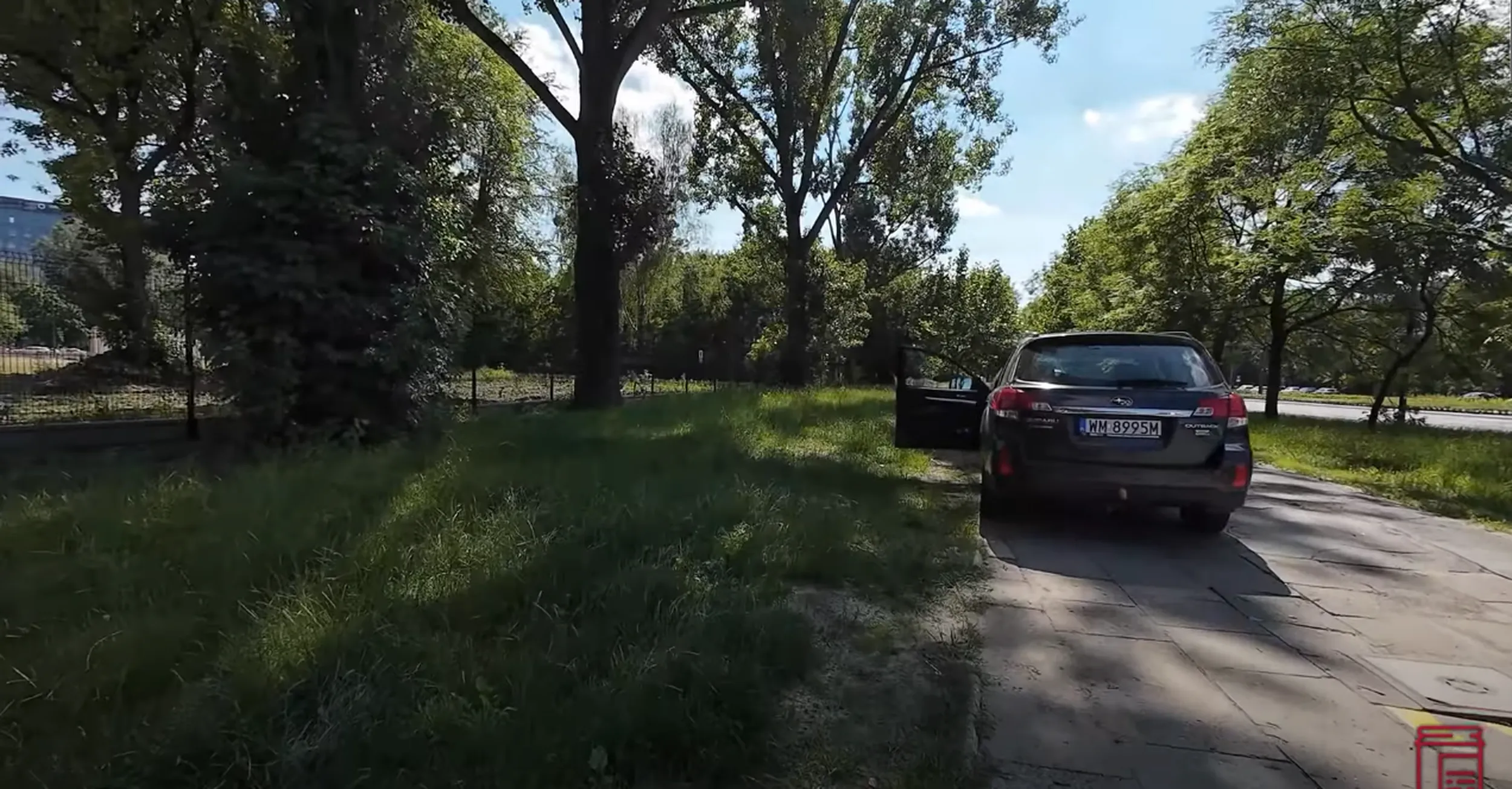 Jeździ wzdłuż chodnika.