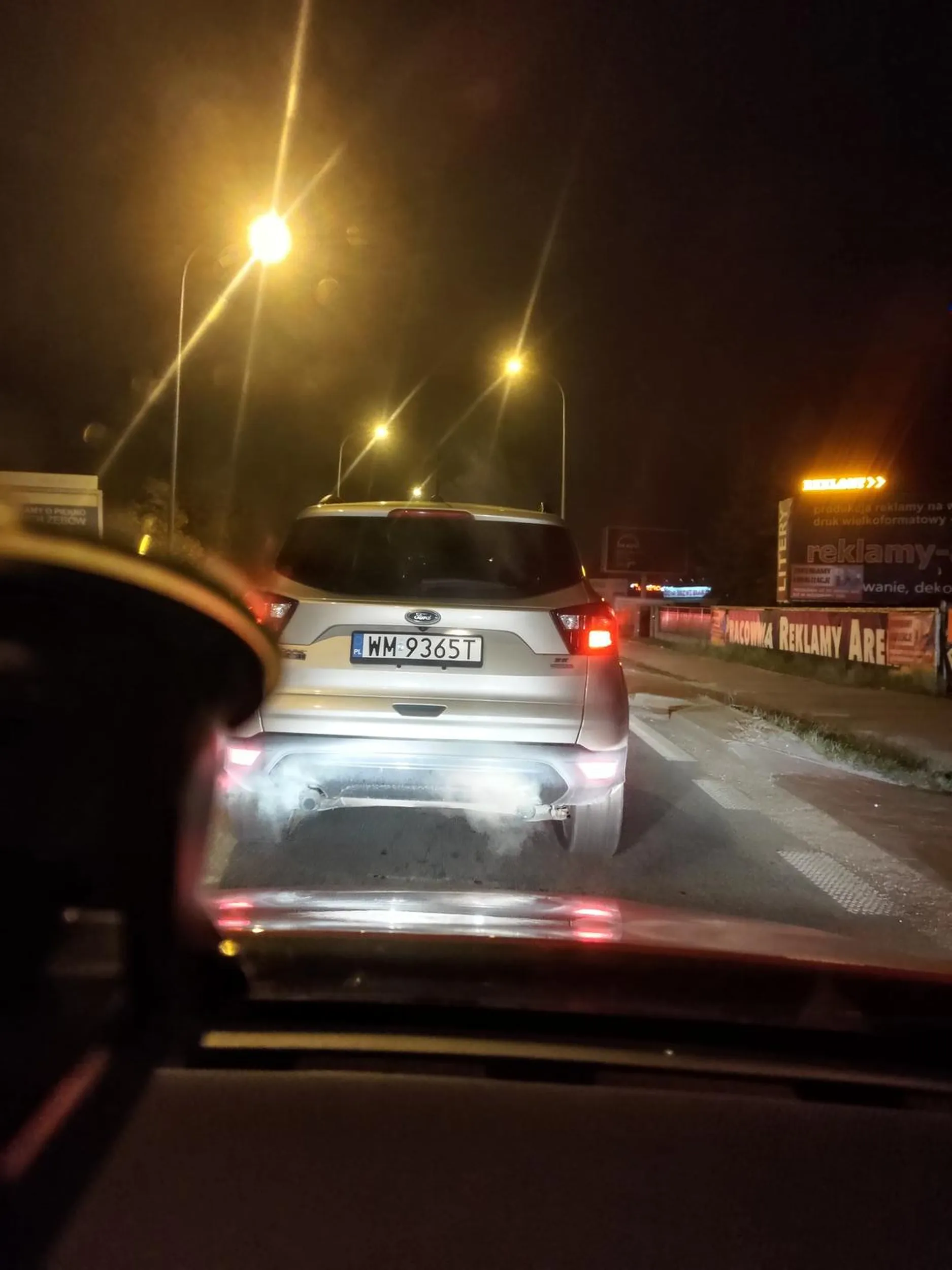 Dymi się jak szalony, śmierdzi masakrycznie. Przez cały odcinek w korkach tyle dymu jak z maszyny dymnej.