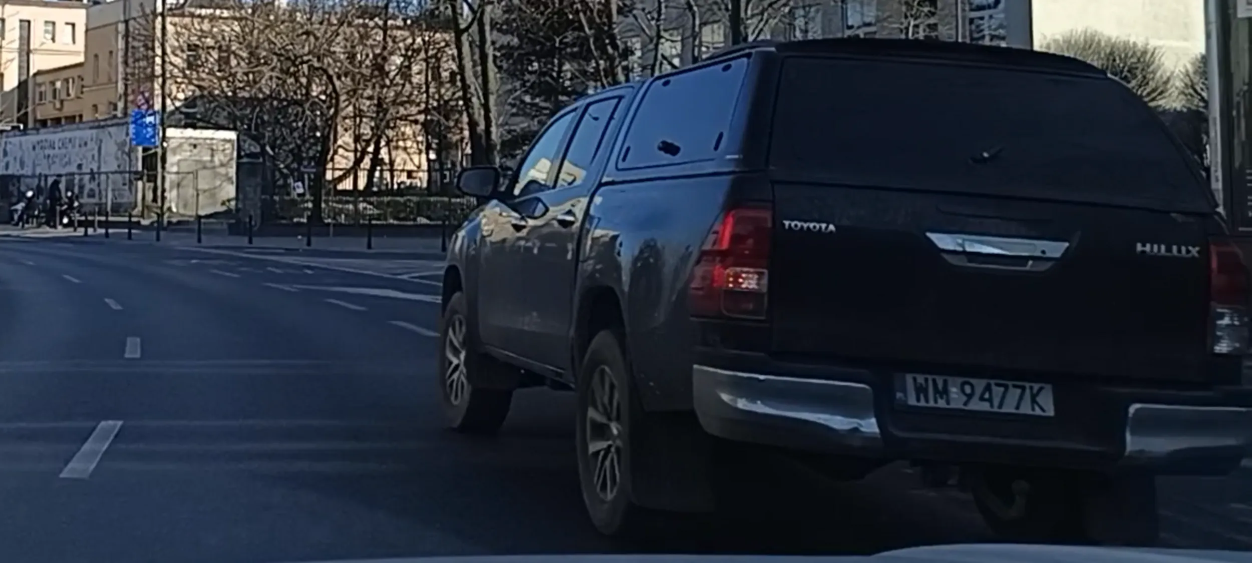 Bandyta drogowy zmienia pas bez kierunkowskazu i prawie we mnie uderzył.