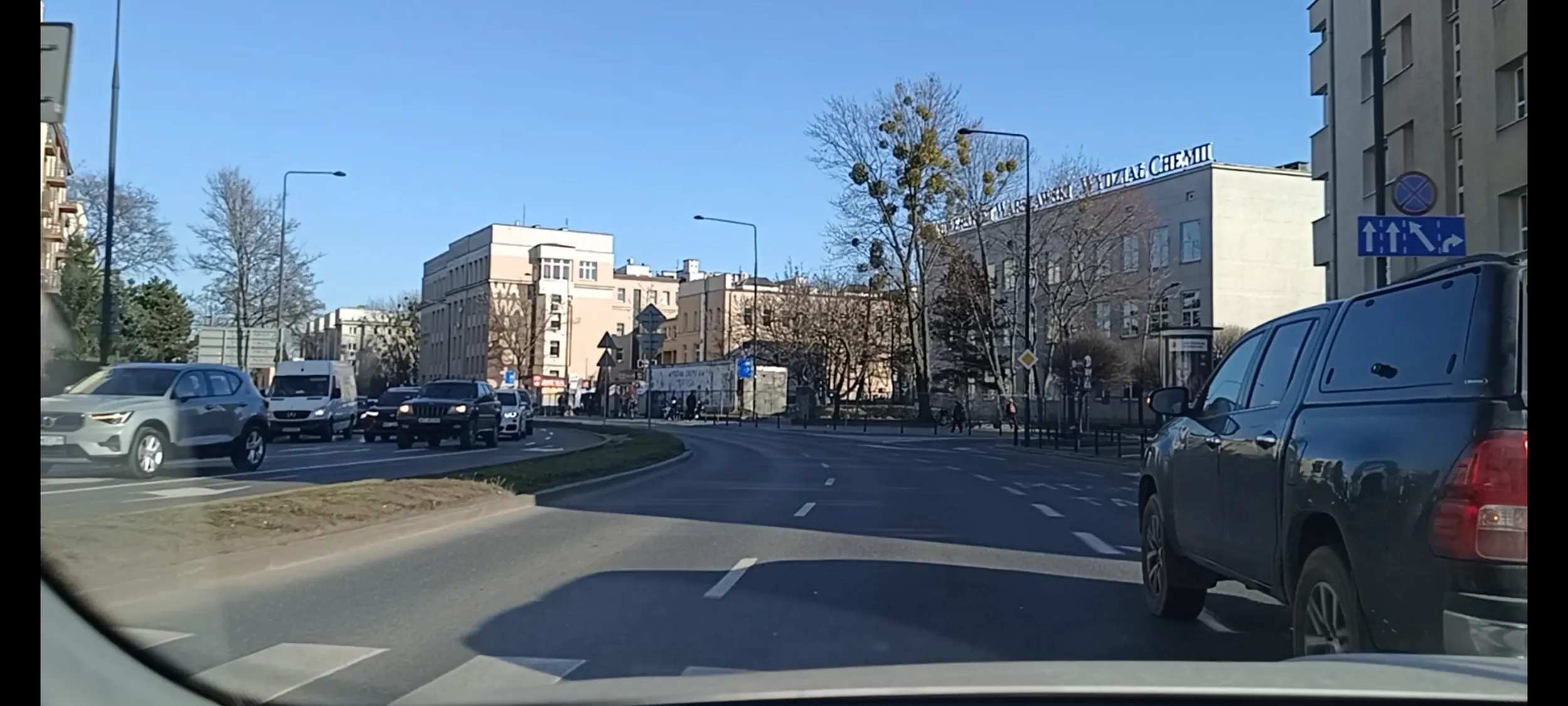 Bandyta drogowy zmienia pas bez kierunkowskazu i prawie we mnie uderzył.