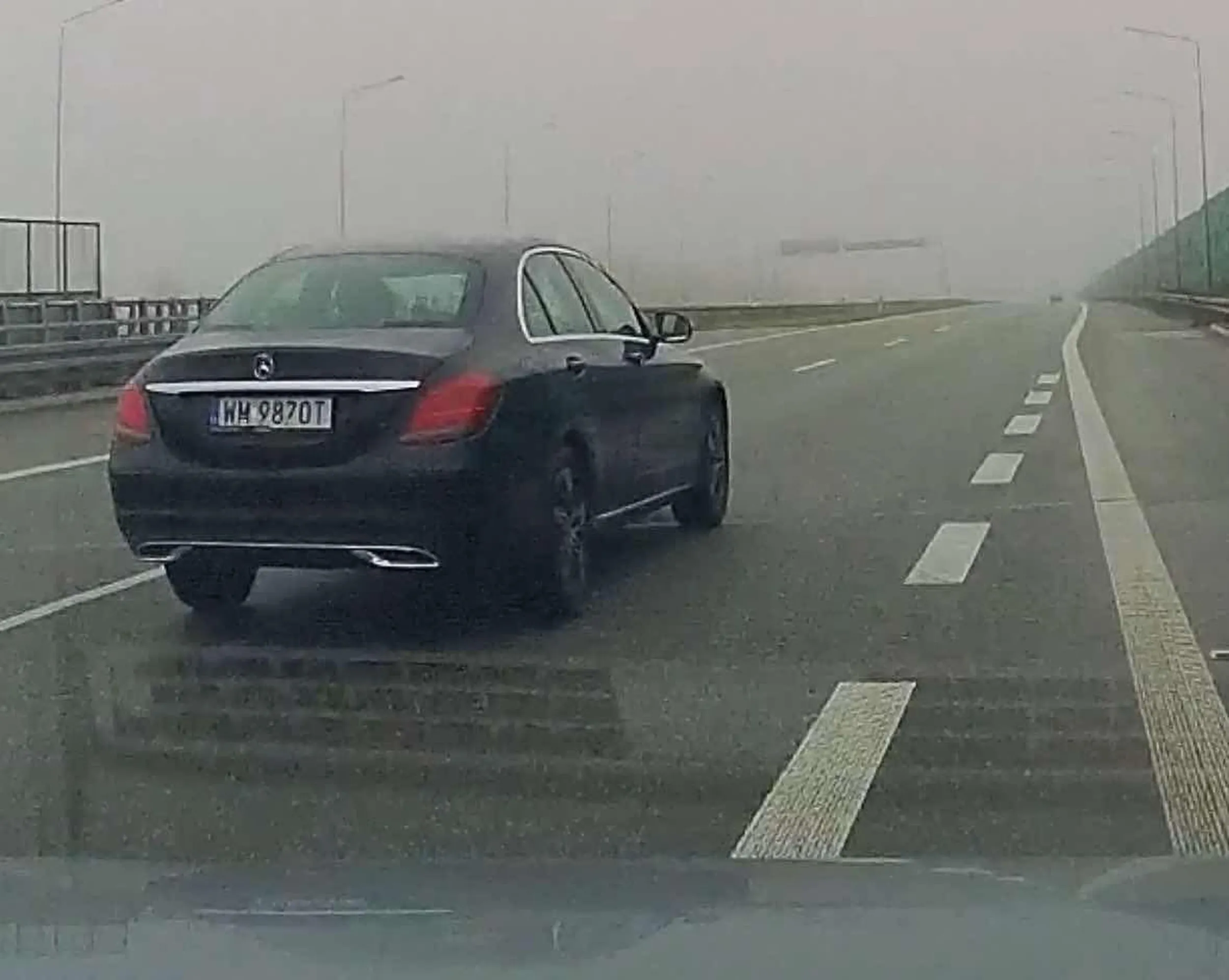 Dziewczyno weź sięgnij po rozum, przyda ci się... jedziesz na zderzaku na wjeździe na A2, a jak już na nią wjedziesz to blokujesz wjazd na A2 jadąc równolegle z pasem włączeniowym przez całą jego długość. Nagle jak już zablokowałaś 4 samochody to ci się odwidziło jechać równolegle? Nie wyjeżdżaj na autostradę jak nie potrafisz po niej jeździć.